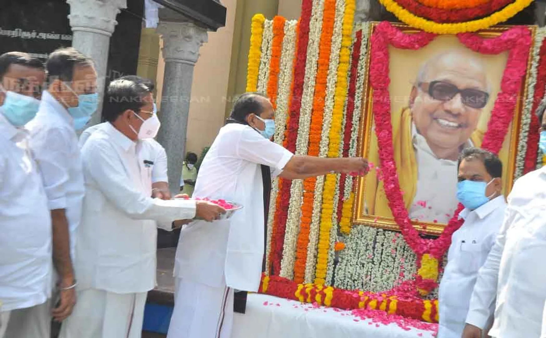 vaiko pays homage to  kalaignar photo