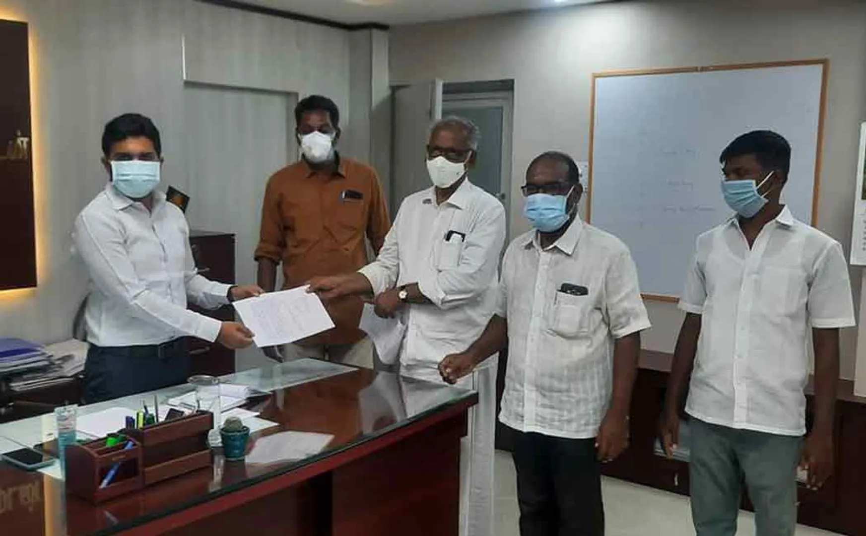 Government hospital tells corona patients to go private for test..! The Marxist parties who petitioned the Collector