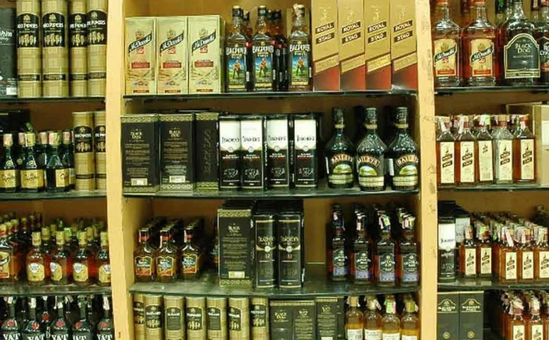 Liquor store employees must be vaccinated within 15 days .. Puducherry Police order ..!