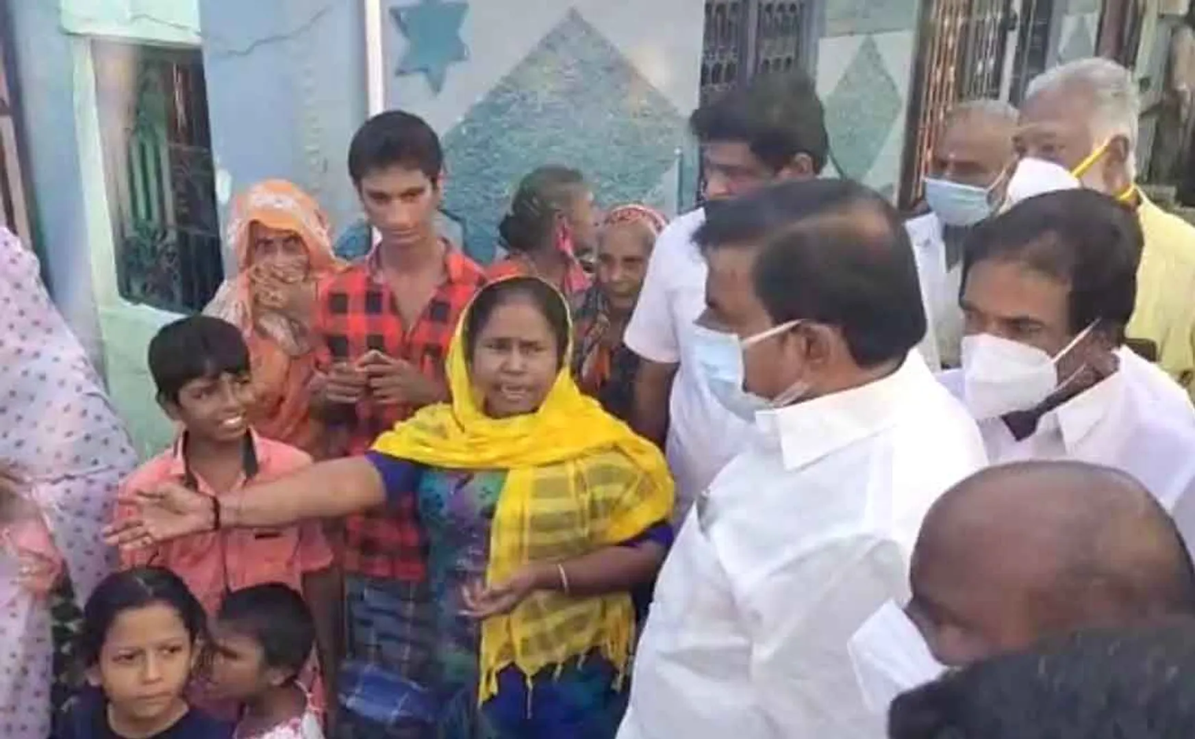 The public besieged the minister who went to provide welfare schemes 
