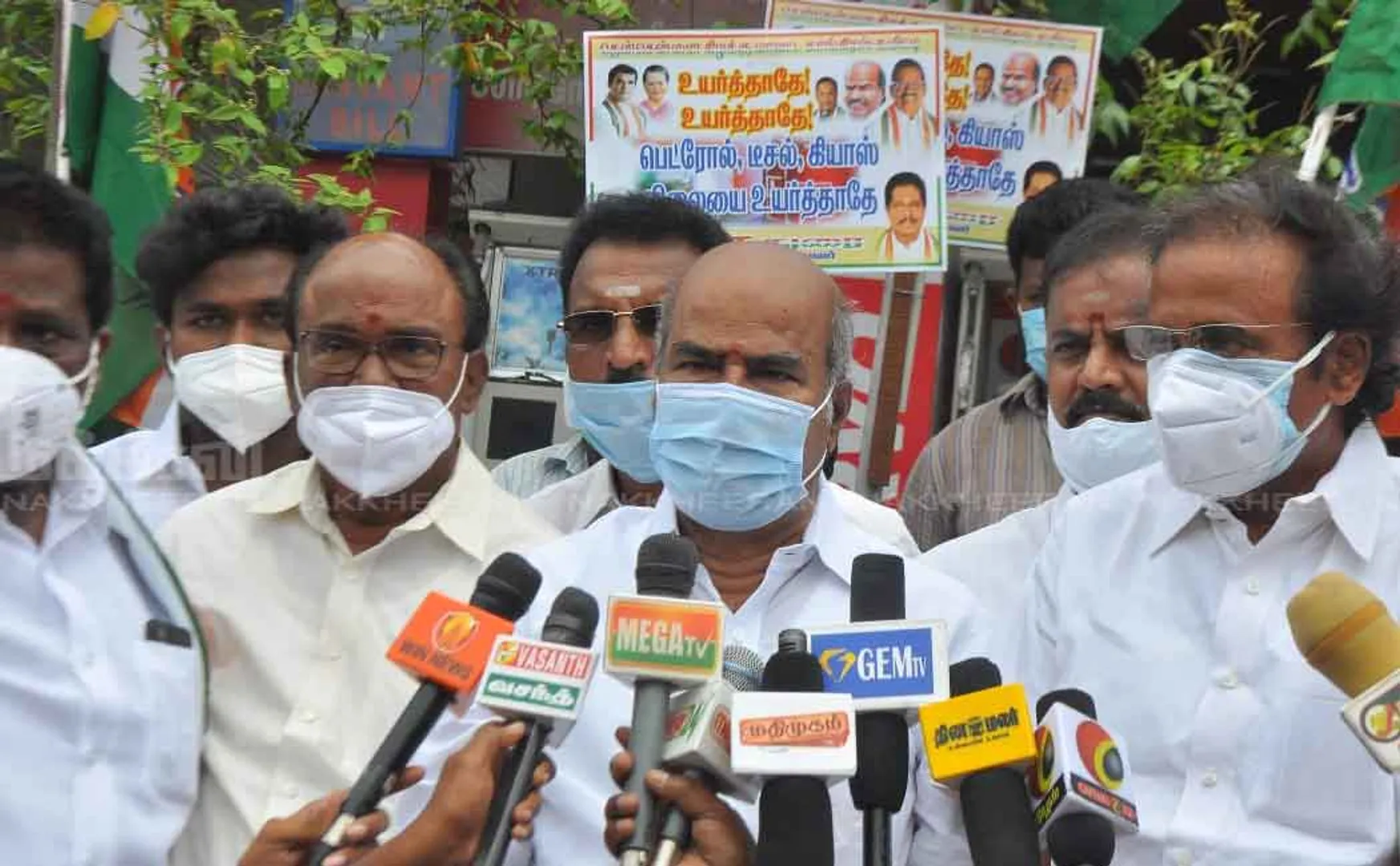 Congress party volunteers struggle against petrol and diesel price hike 