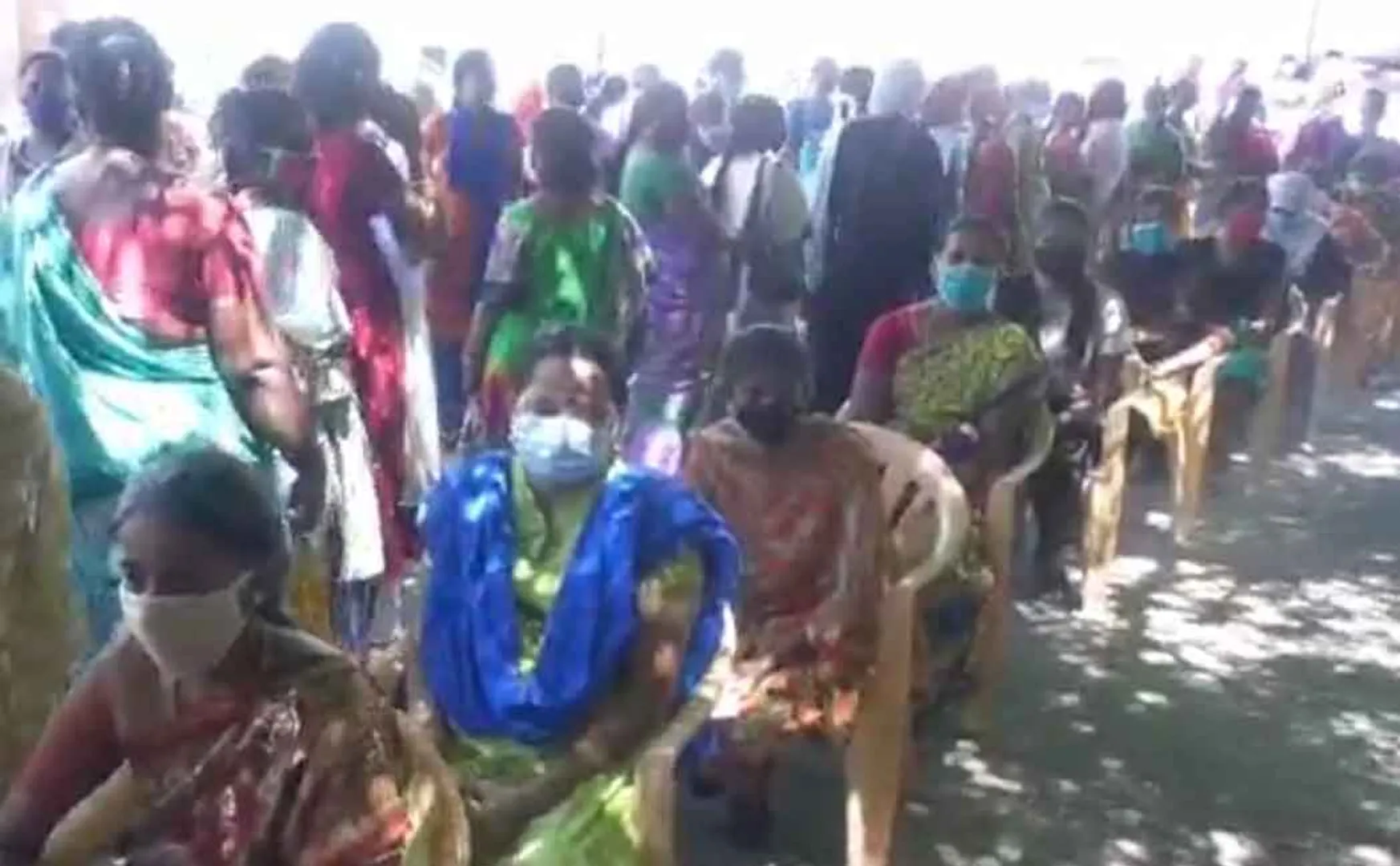 the peoples crowded to get vaccinated 