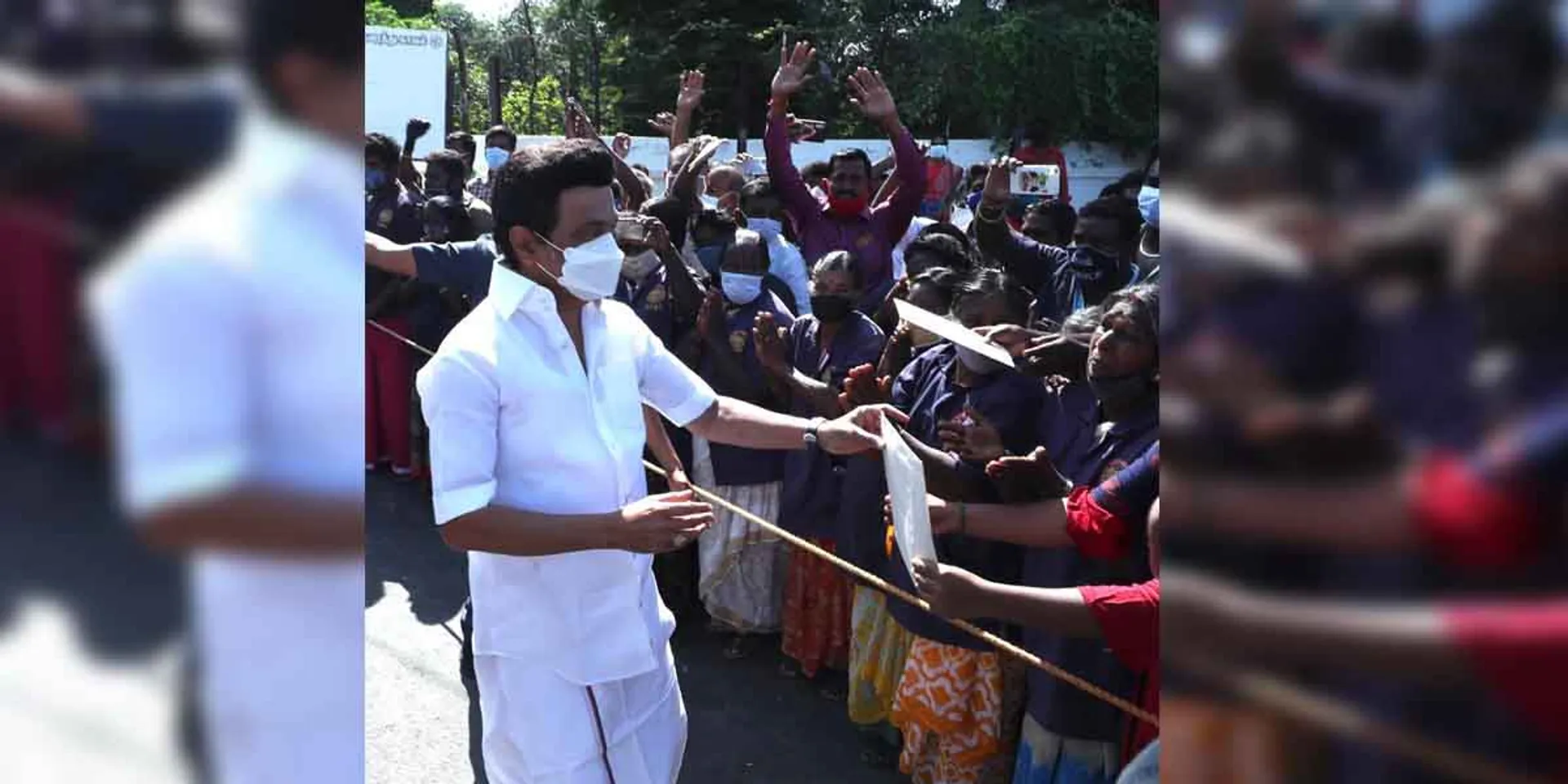 MK Stalin got out of the car and received petitions from the people! Excitement in Salem !!