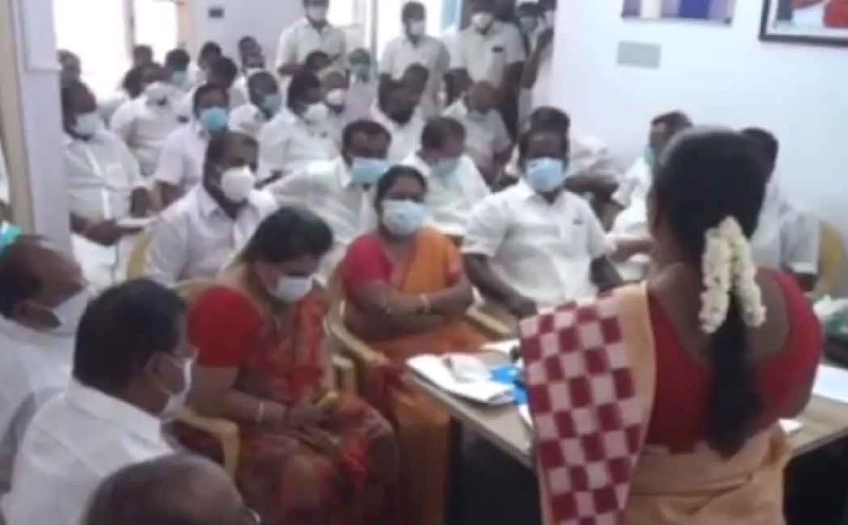 "Action will be taken against anyone who has any contact with Sasikala on the phone" - AIADMK resolution in Trichy