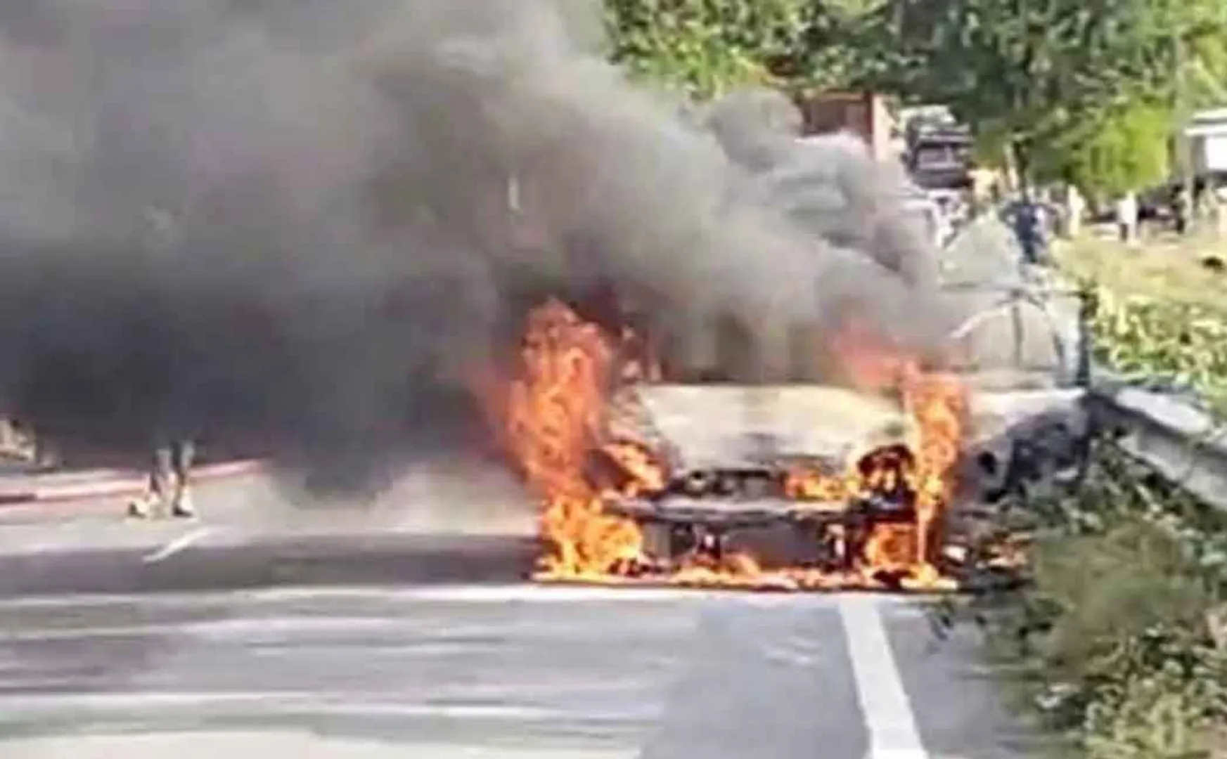 Sudden fire in the car that was going .... Police in the investigation