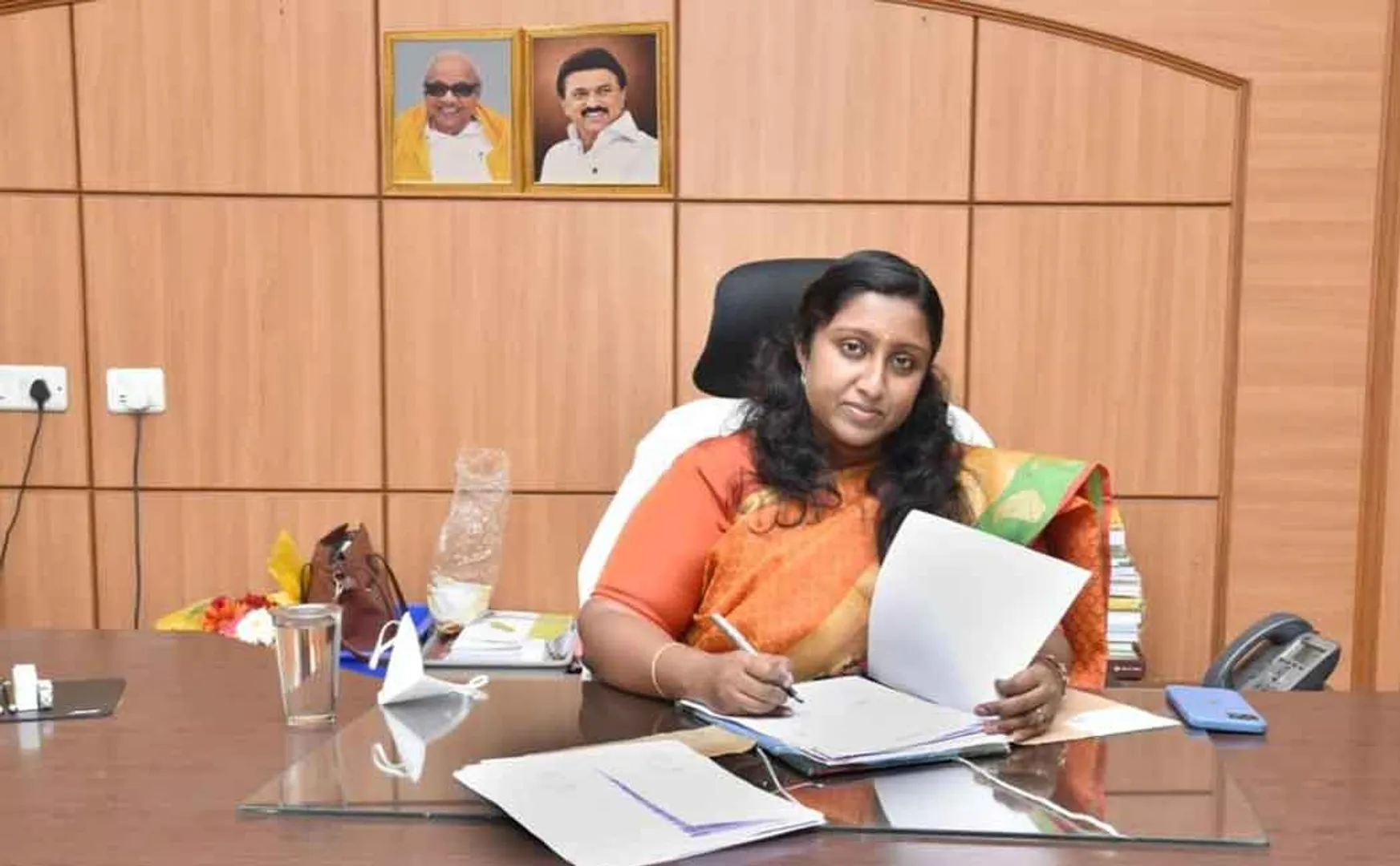 On the evening of the joining , the woman wearing armor went to the Corona ward and inspected the IAS 