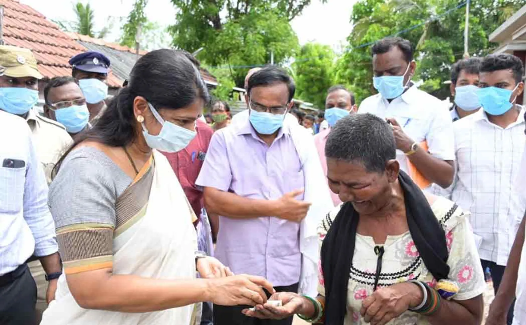 Kanimozhi in Sri Lankan refugee camp!