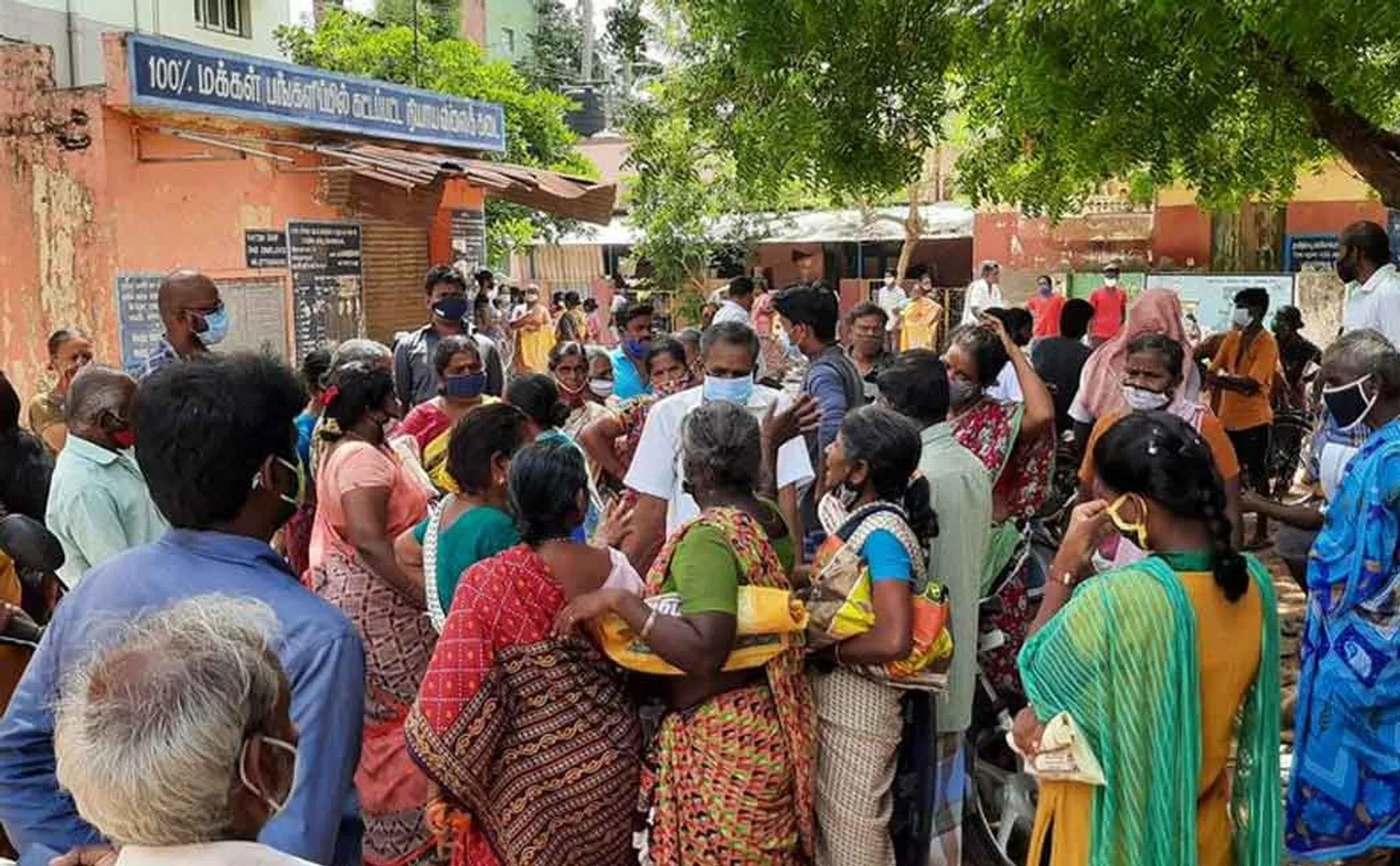 The public besieged the ration shop