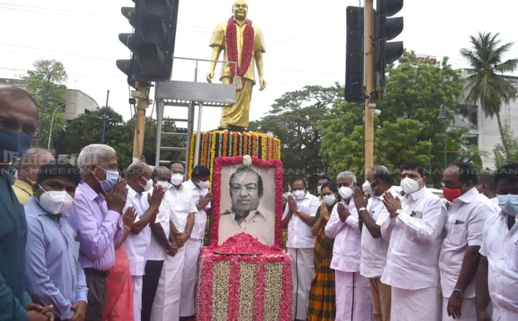 DMK pays floral tributes to Kannadasan portrait