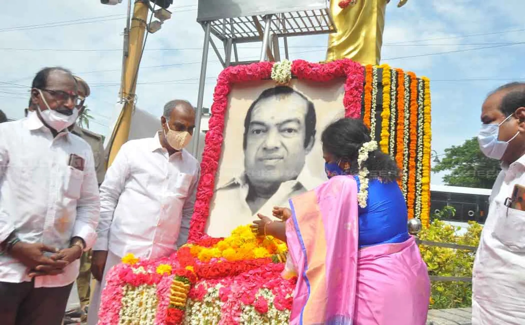 Tamilisai soundarajan pays floral tribute to Kannadasan photo