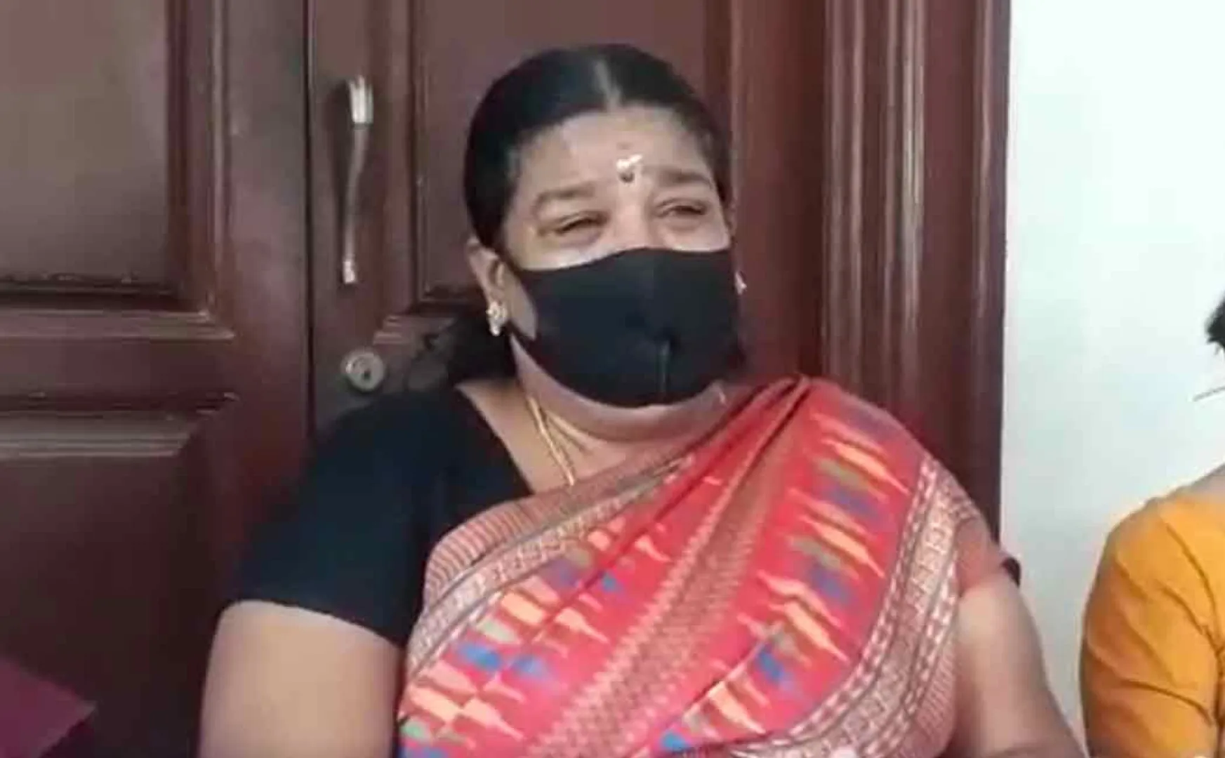 Atrocity against 17 year old girl ..! Political points that intimidate parents!