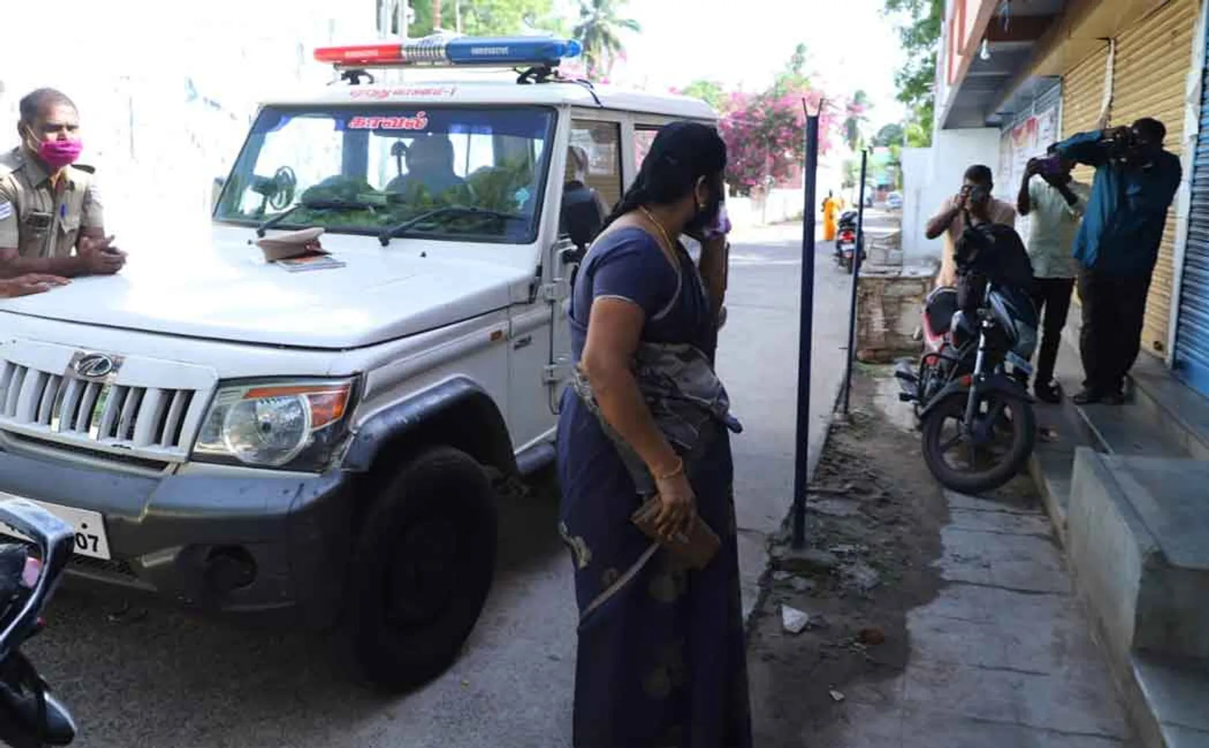 Female guard  fights before Elbin company