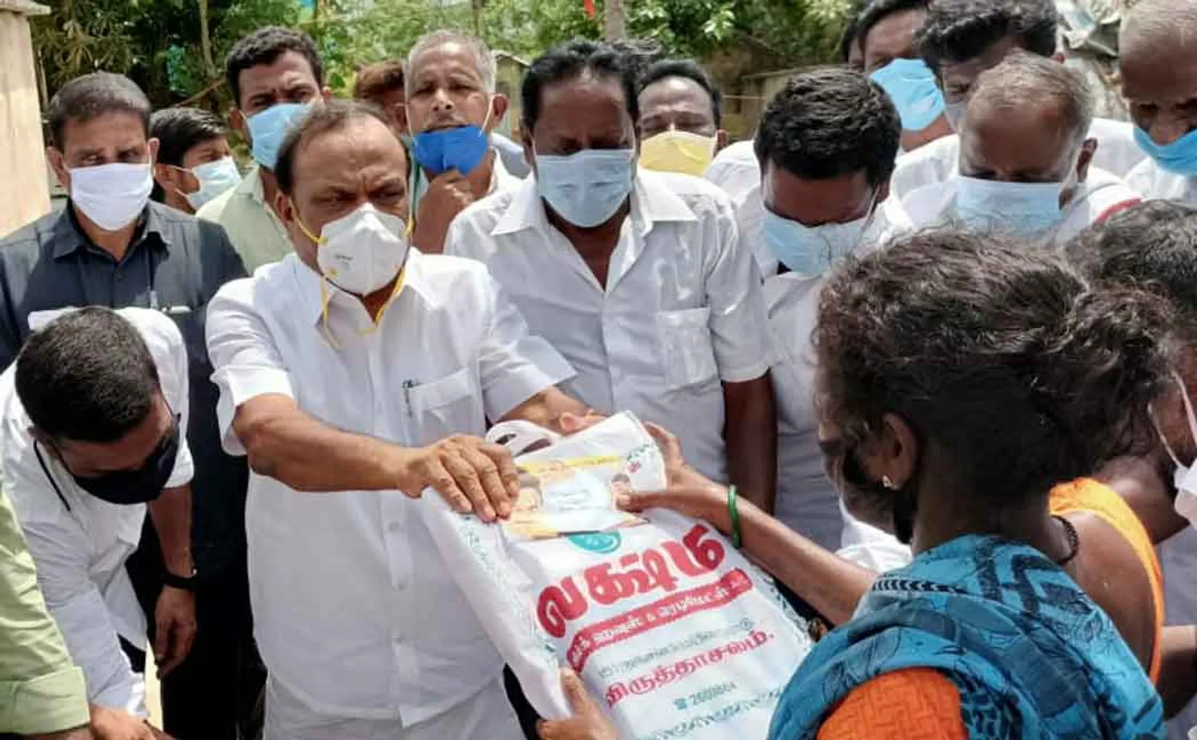 4 houses destroyed in a fire in Vriddhachalam ... Minister who provided relief aid