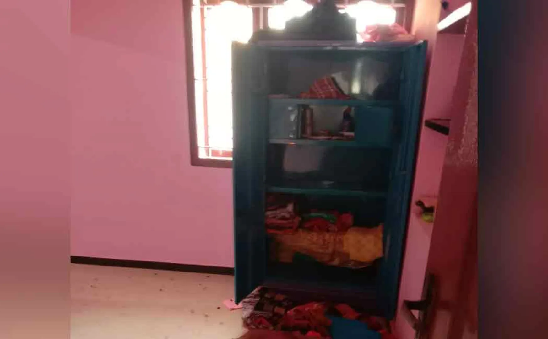 Attack on a woman and rob her of jewelery ..!