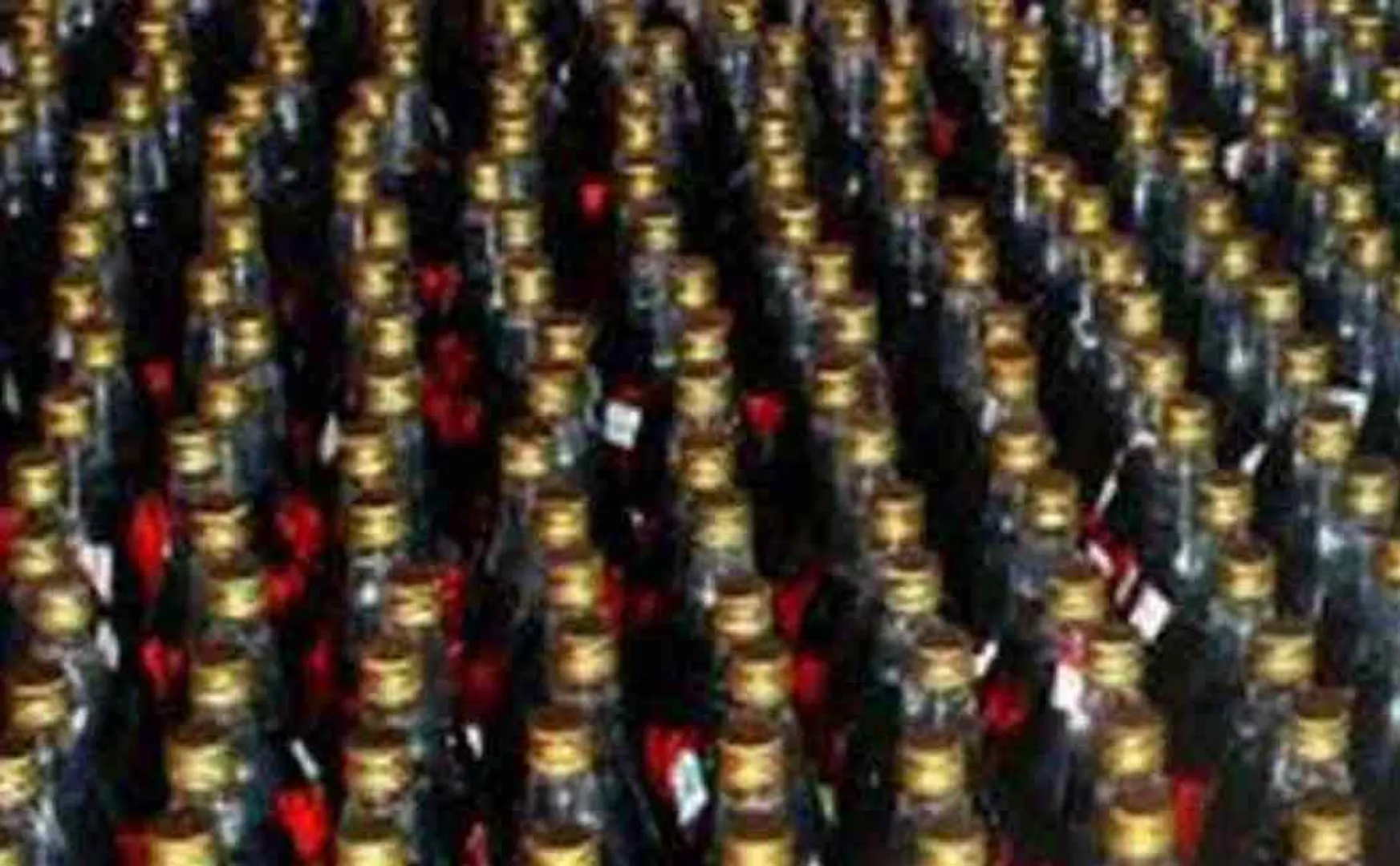 Liquor bottles confiscated in Trichy's main market ..!