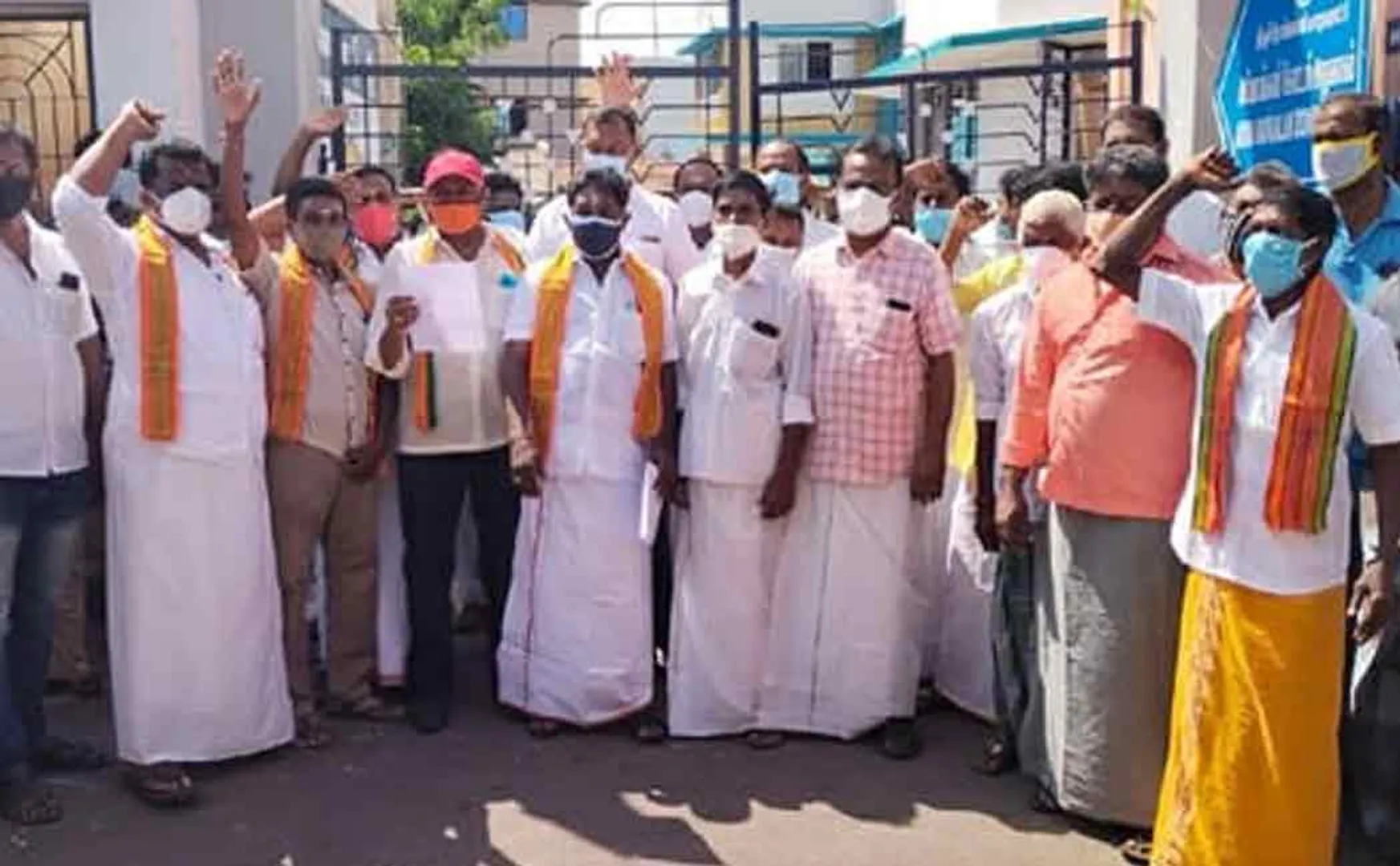 BJP Traders union demanding to open trichy Gandhi market 