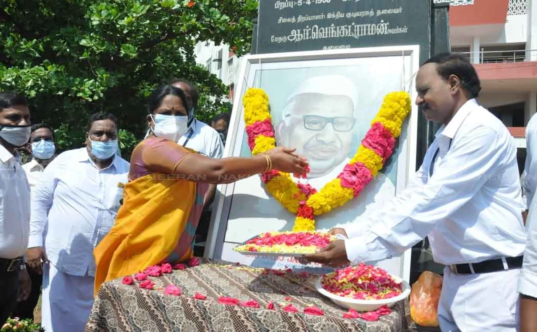 Former Deputy Prime Minister Remembrance Day: Minister pays floral tributes