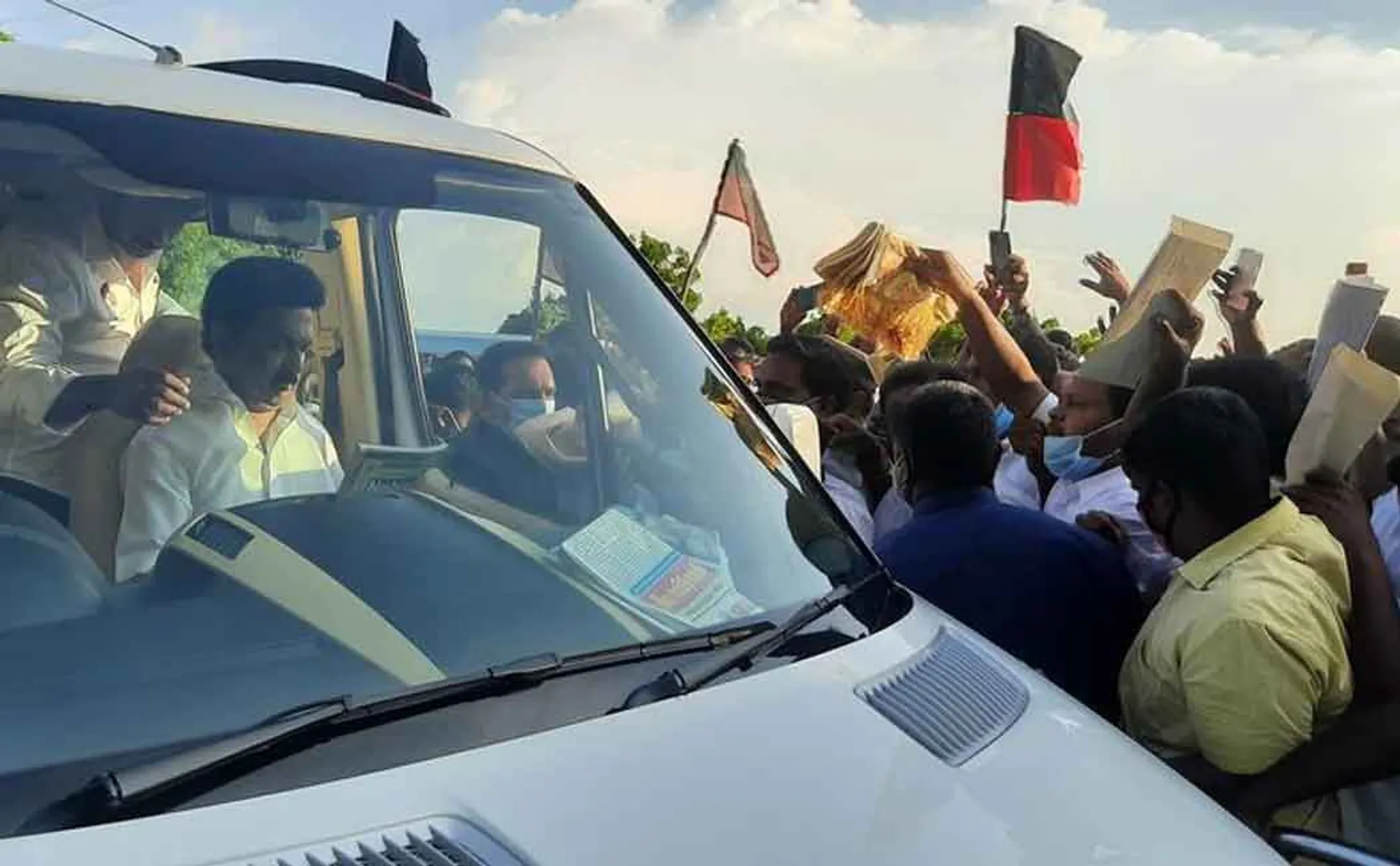 The chief minister who met the people on the way...