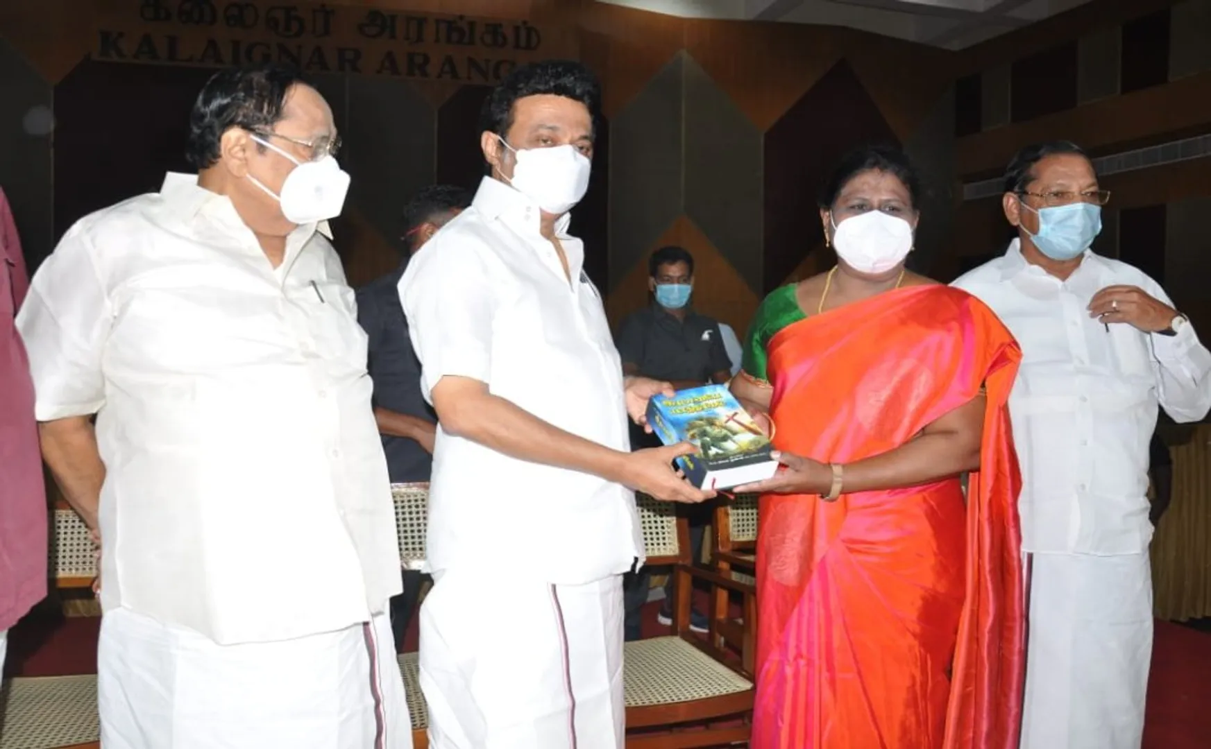 admk leader and former mp join with dmk party 