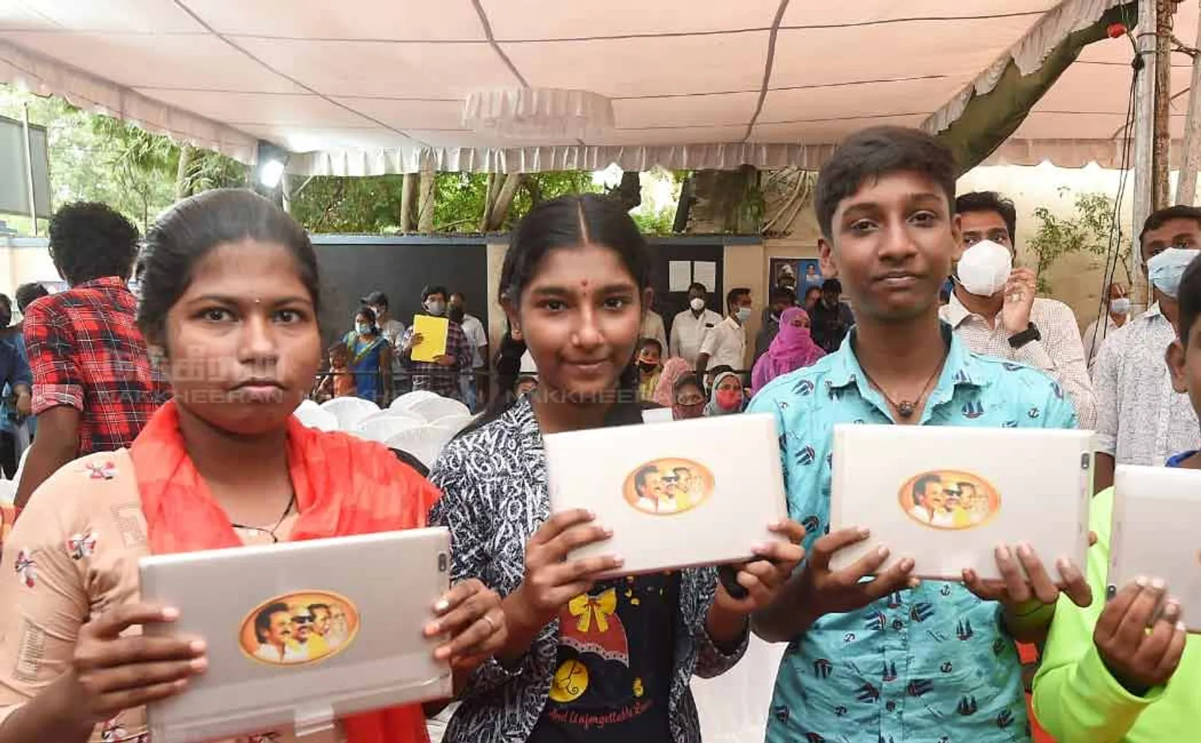 Udayanithi Stalin donates tablets to school and college students 