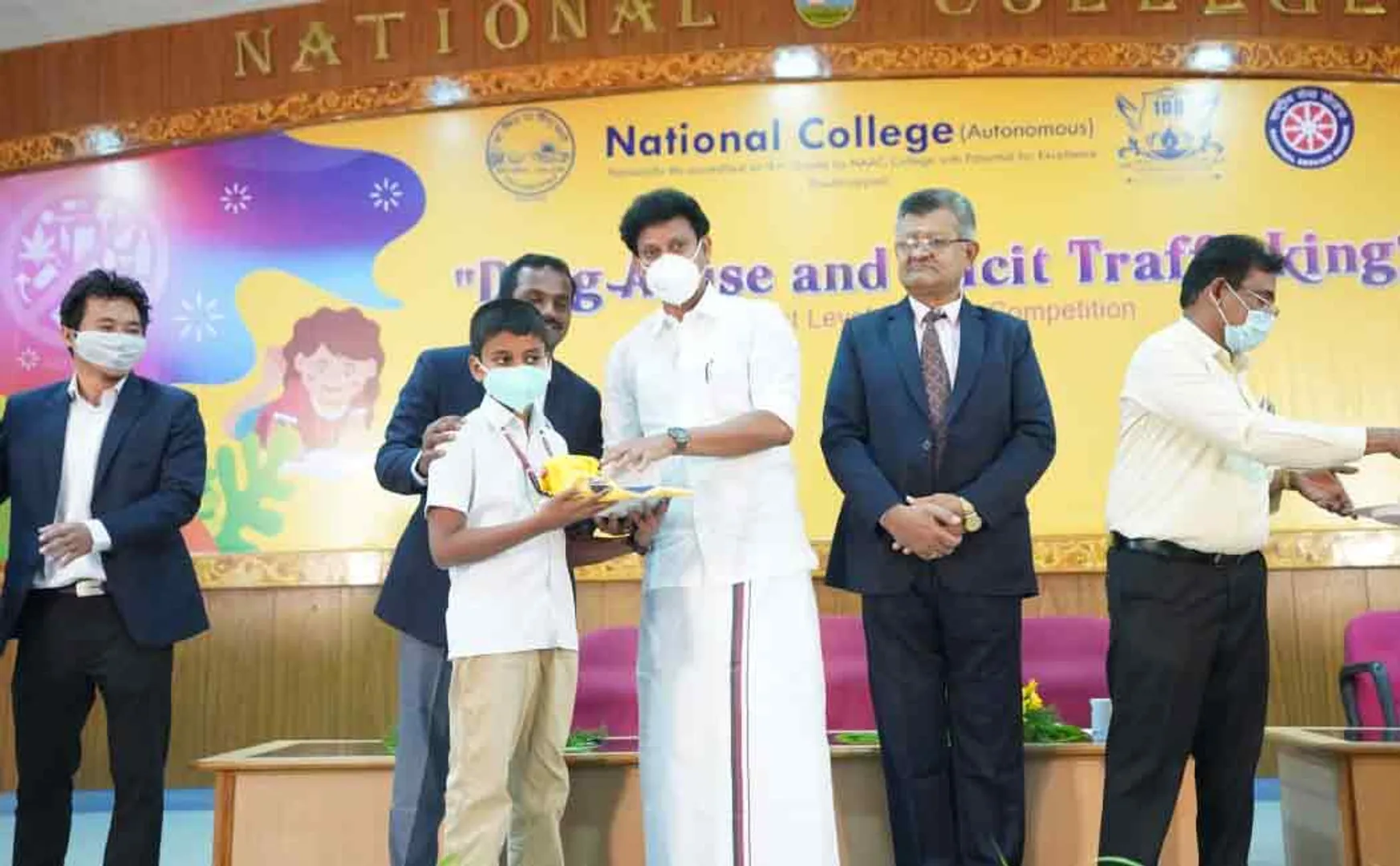 World Anti-Drug Painting Competition ..! Minister Anbil Mahesh presents gifts to students ..!