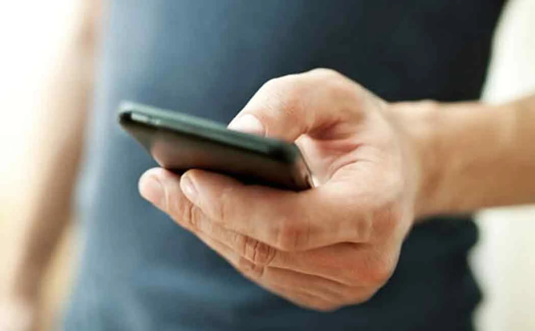 Northern robbers steal cell phones in residential area  