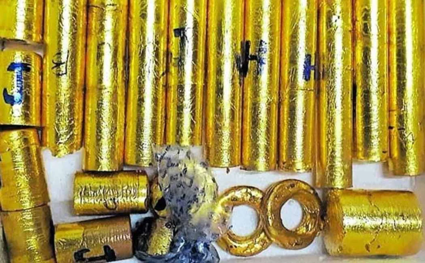 Those arrested for smuggling several kilos of gold in various forms