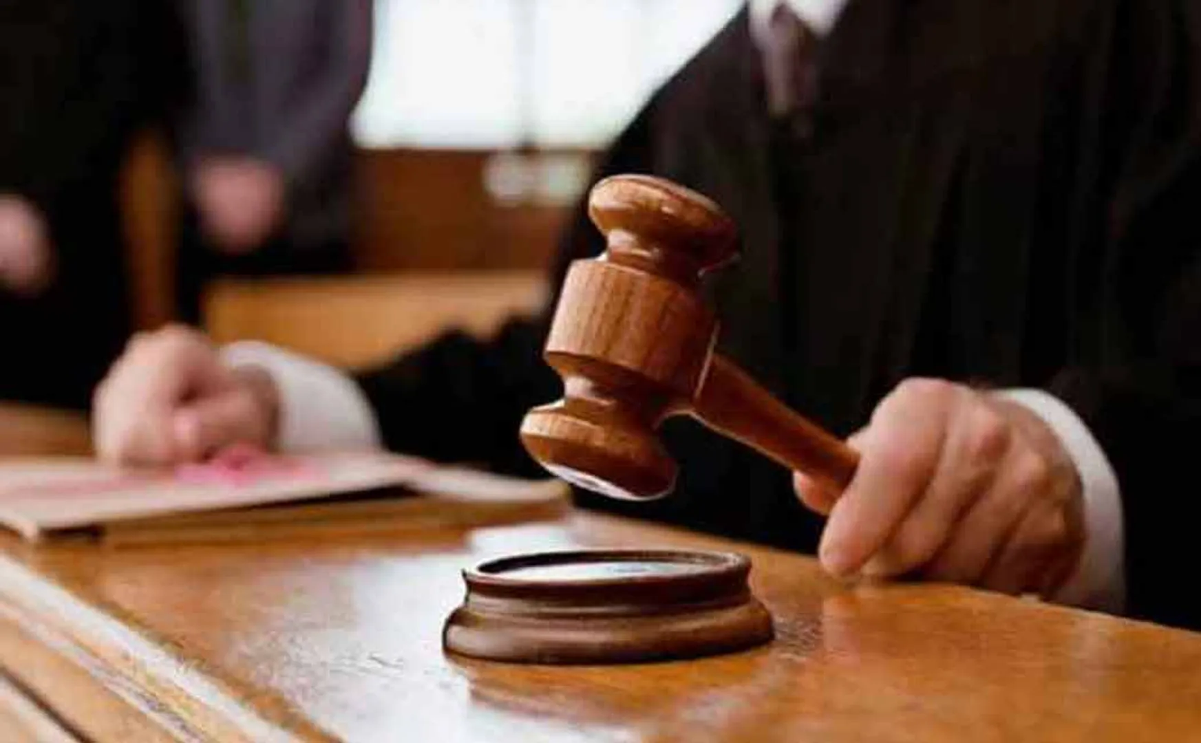 AIADMK seeks dismissal of case ... Court allows Sasikala to respond