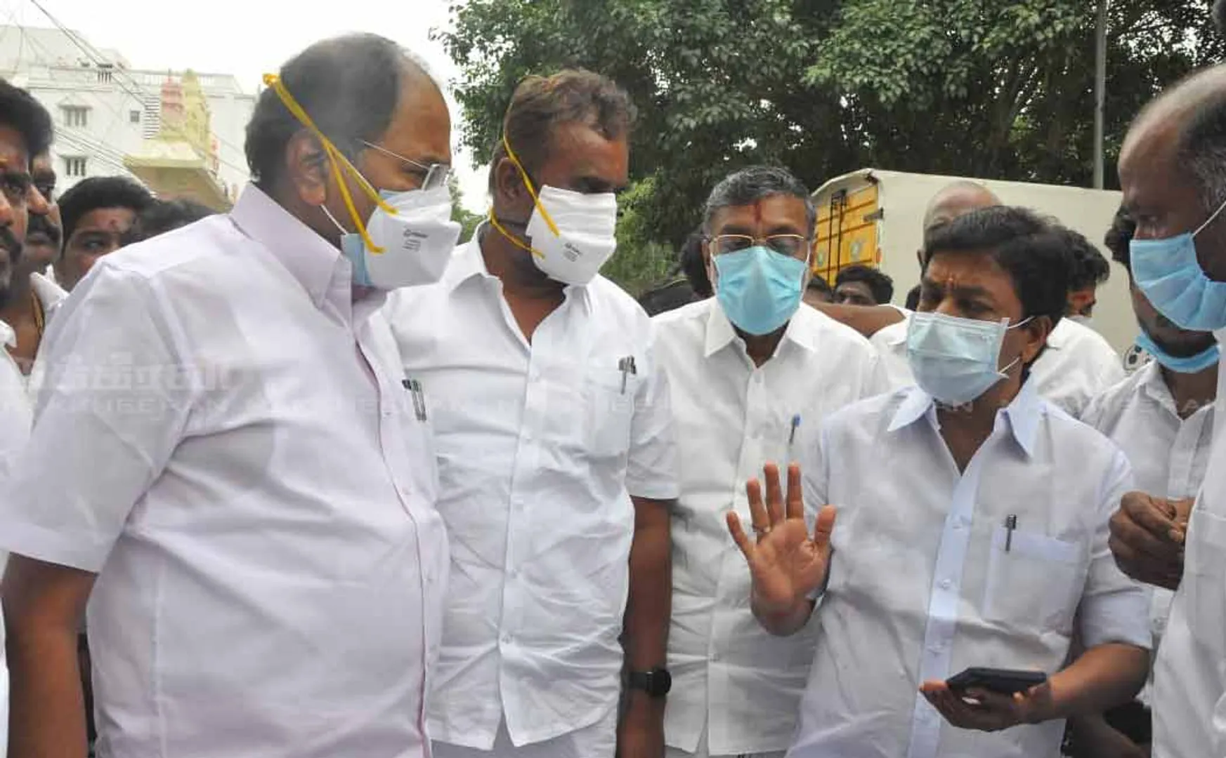  AIADMK ex-ministers gather at Vijayabaskar's house 