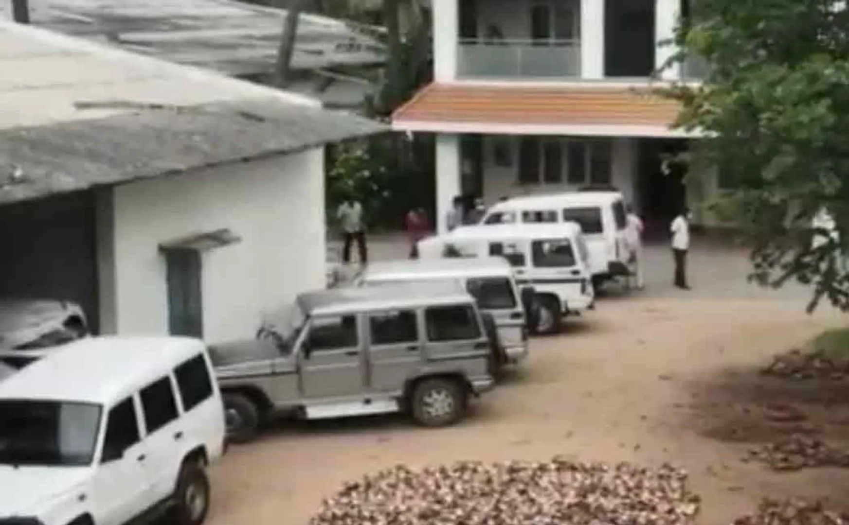  Police concentrated in front of Karur   Vijayabaskar's house ..!