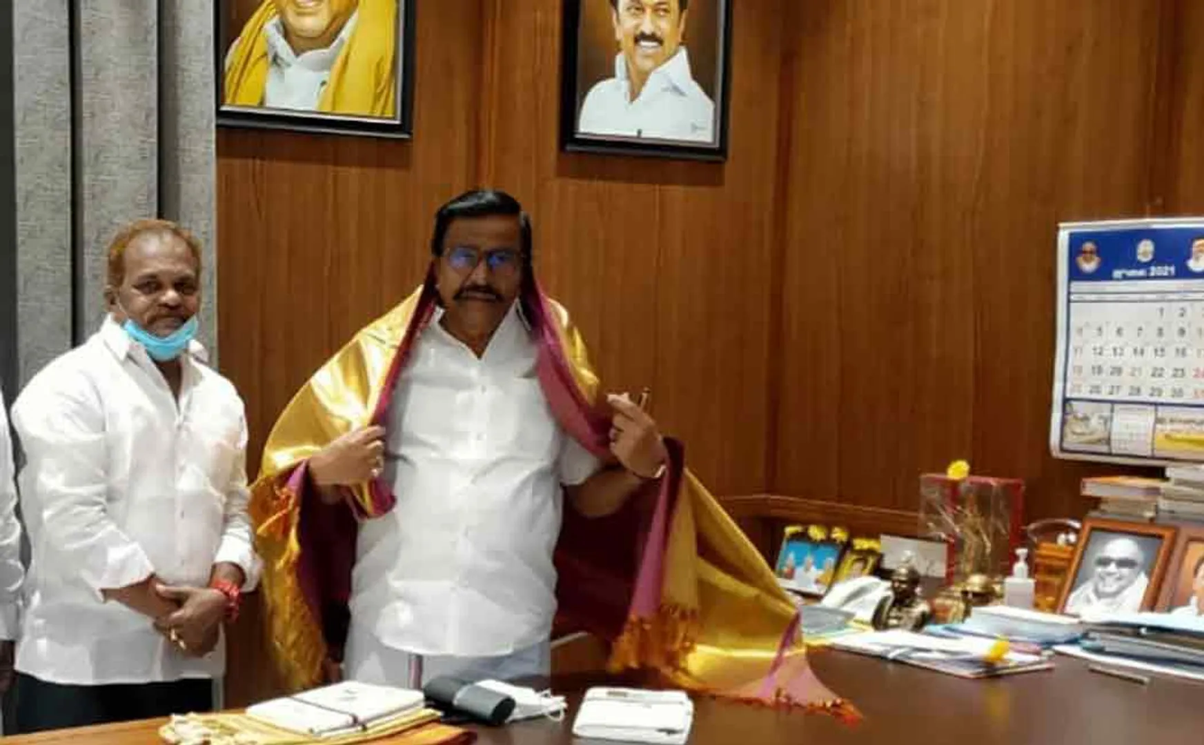 Former ADMK executive joins DMK in front of KN Nehru 