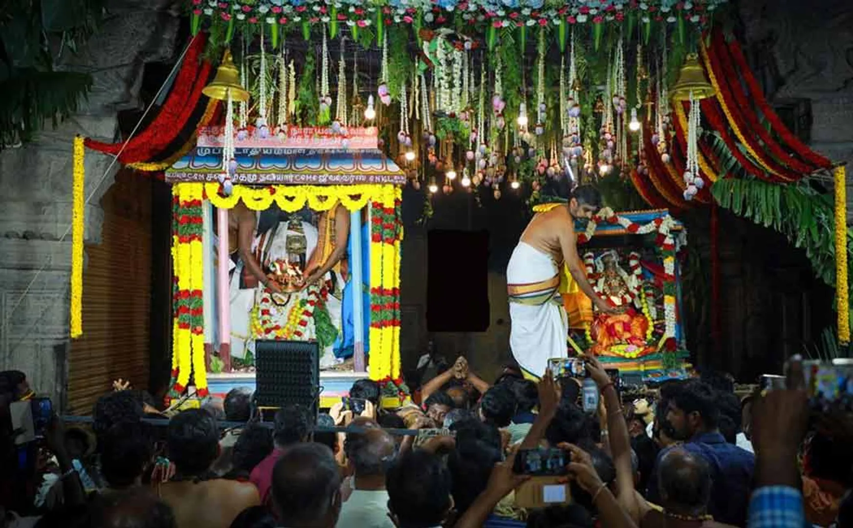 Worship took place without devotees. Historically famous Sankara Narayana Swamy temple adicapasuk scene ..!