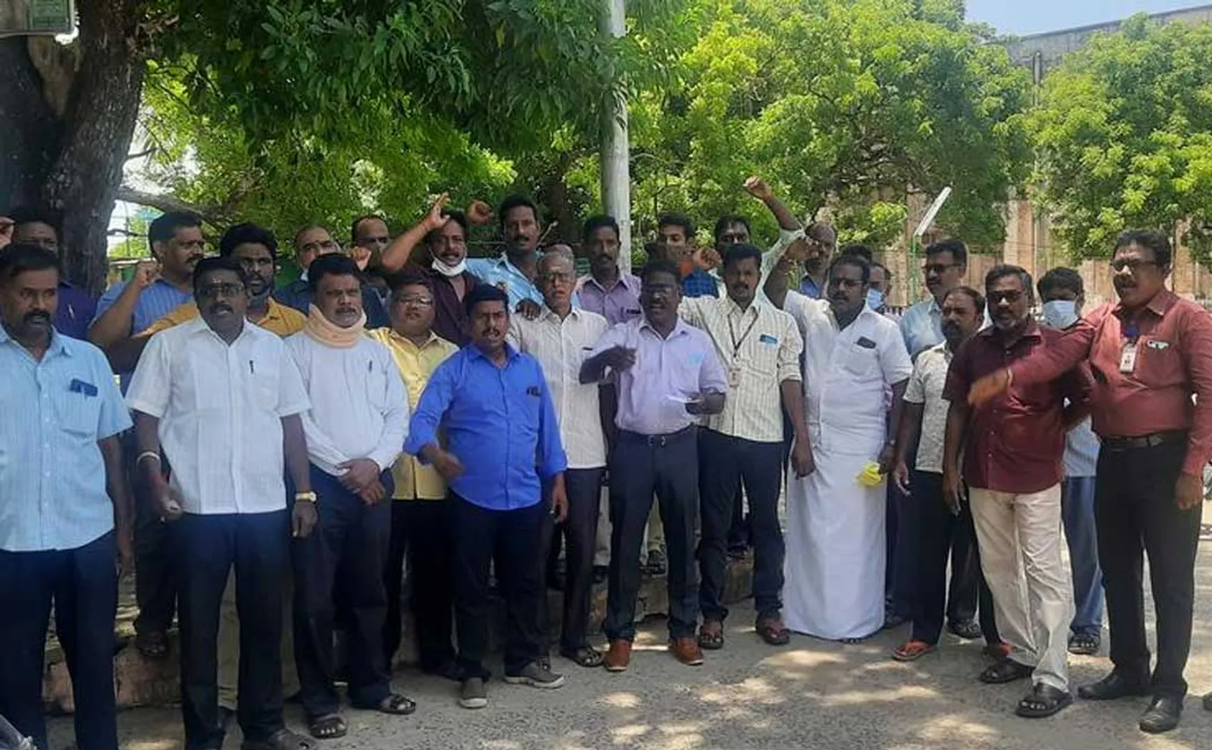 University employees Struggle against former minister CV Shanmugam ..!