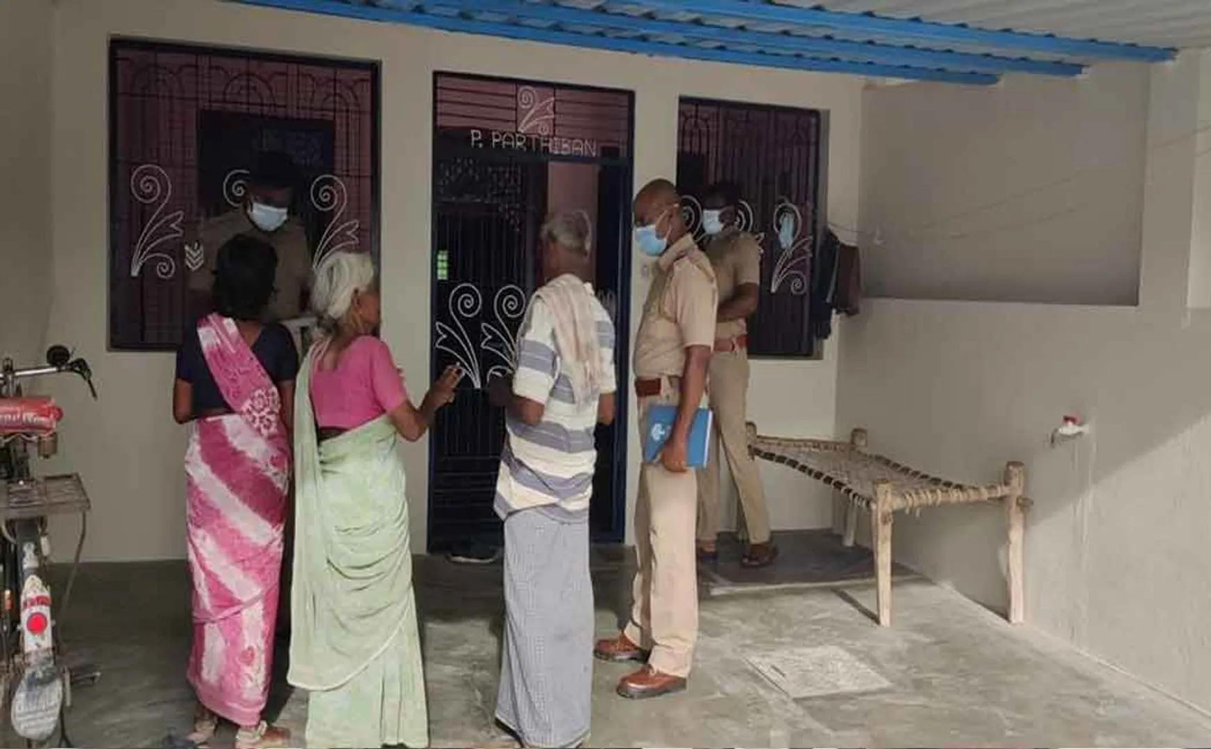 Mysterious persons involved in the theft during the day