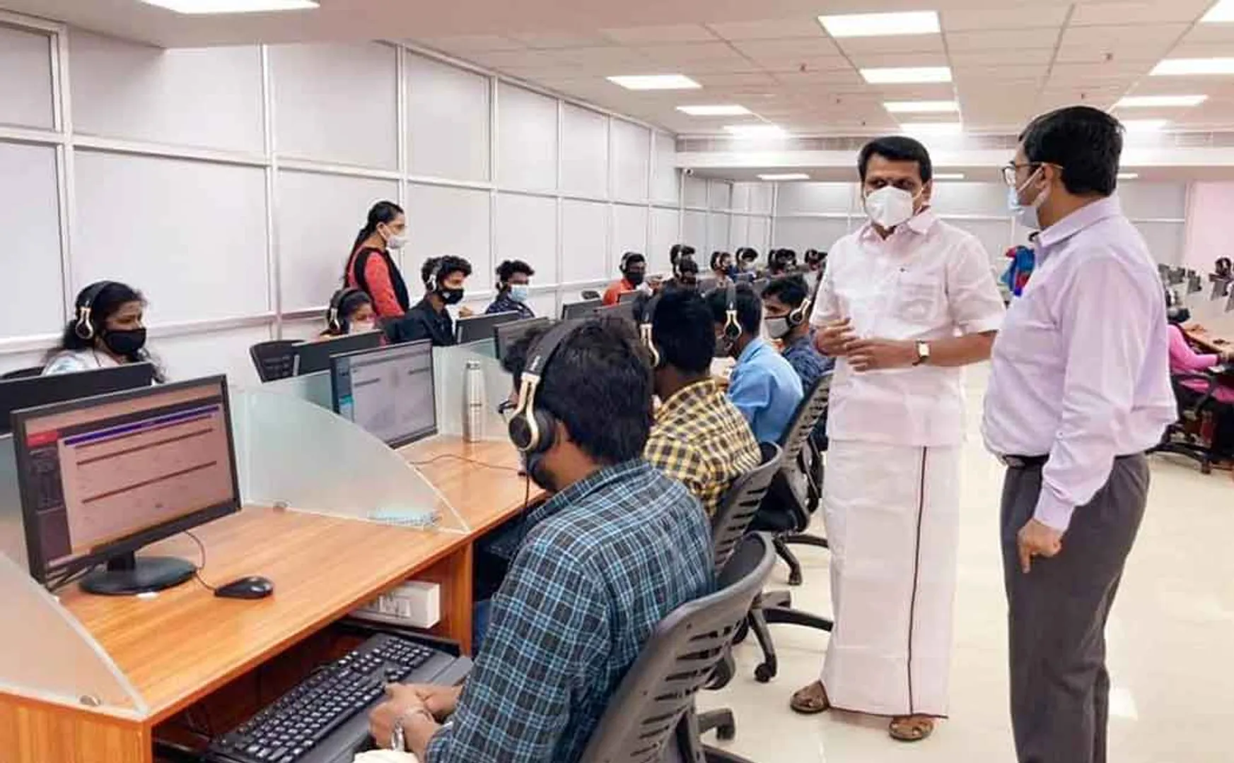 Dedicated phone number to report electricity related complaints ... Minister who inspected the service center