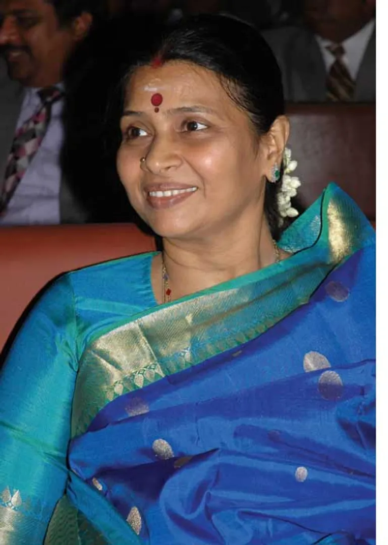 /idhalgal/eniya-utayam/chief-ministers-first-lady-durga-stalin-rekha-nair