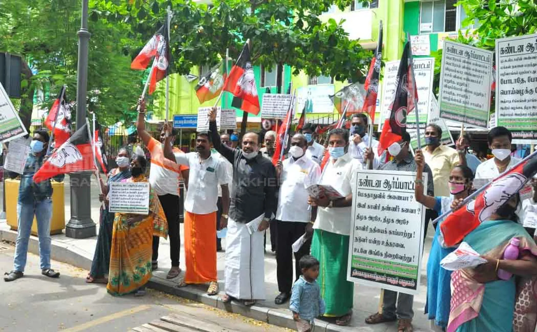 கண்டன ஆர்ப்பாட்டத்தில் ஈடுபட்ட அண்ணா  தொழிற்சங்கத்தினர்! (படங்கள்)