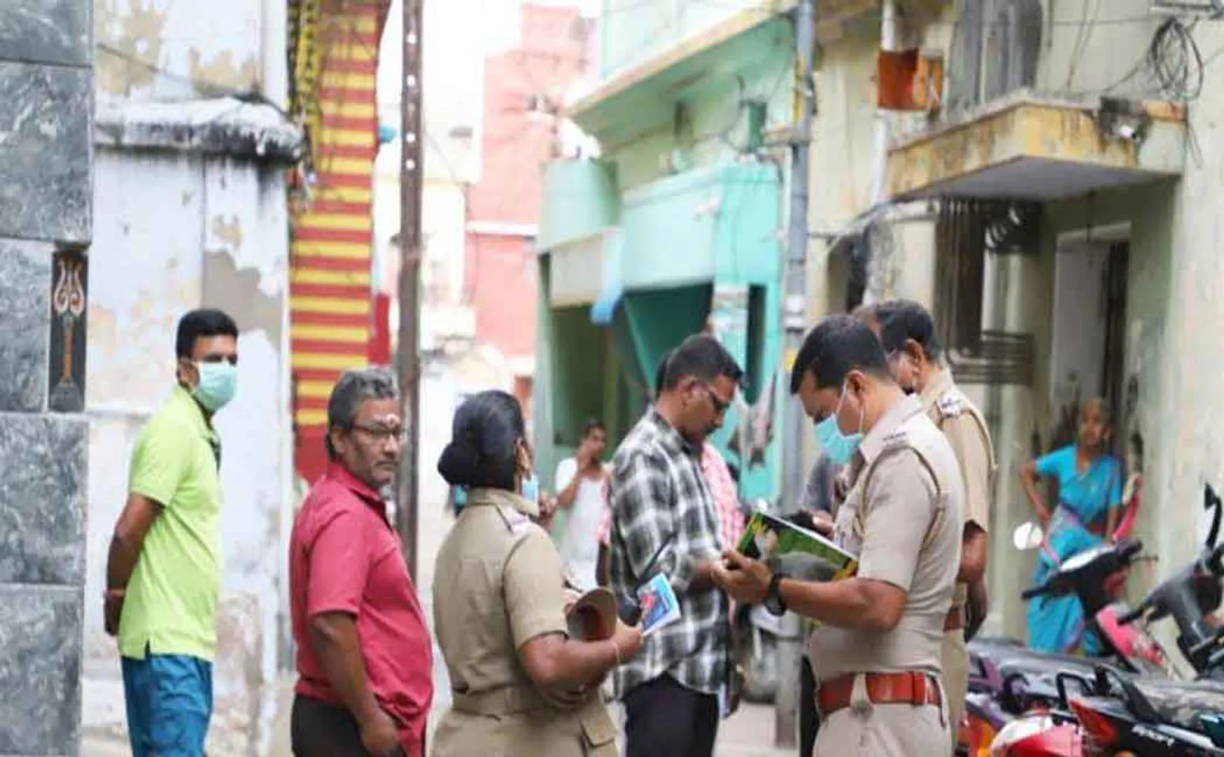 The thieves who went into the house ... The husband who was shocked to see his wife lying unconscious