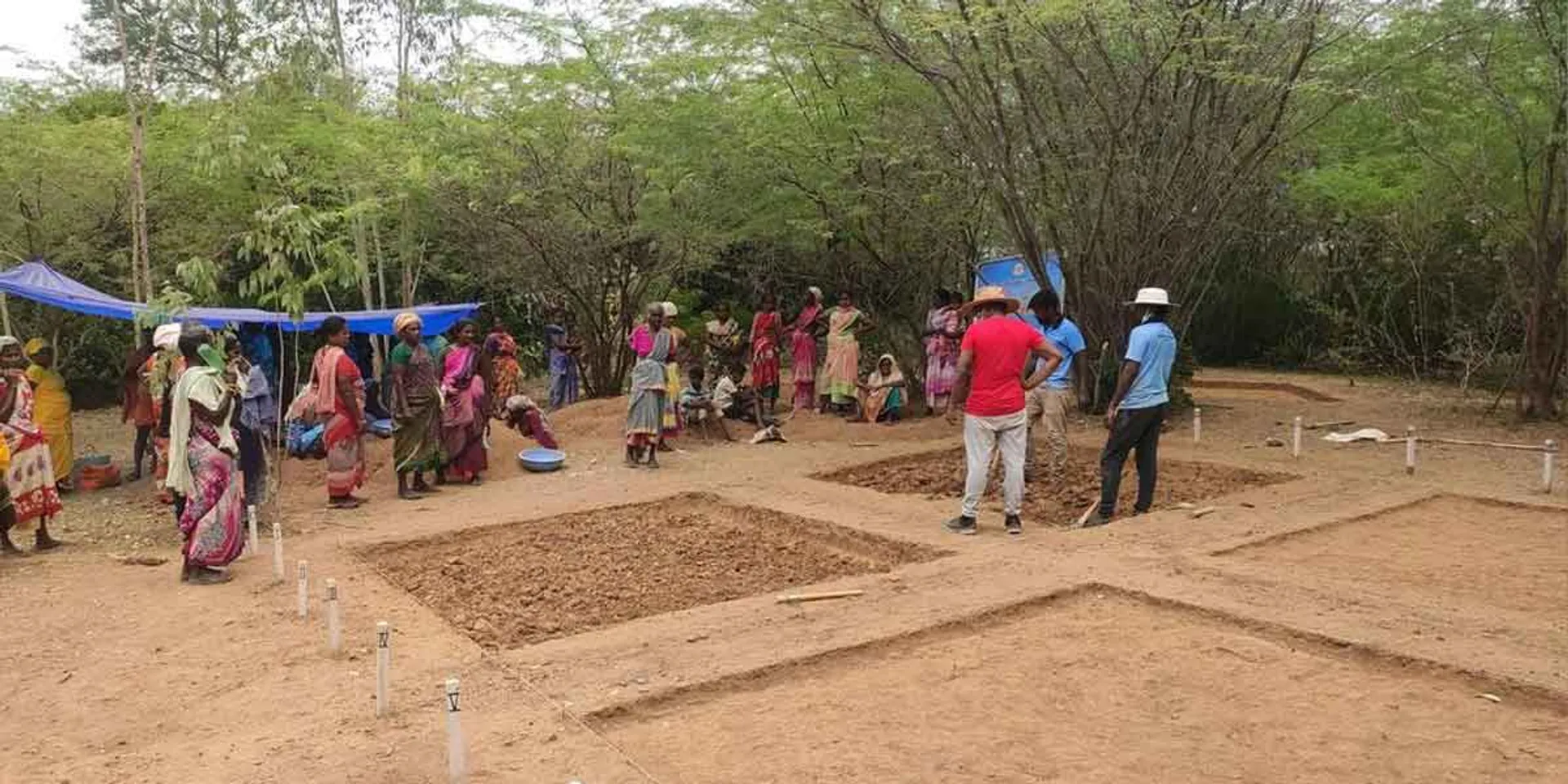 Women who cut down the juniper trees that occupied the wall of Porpanaikottai and come to see the excavation site with interest!