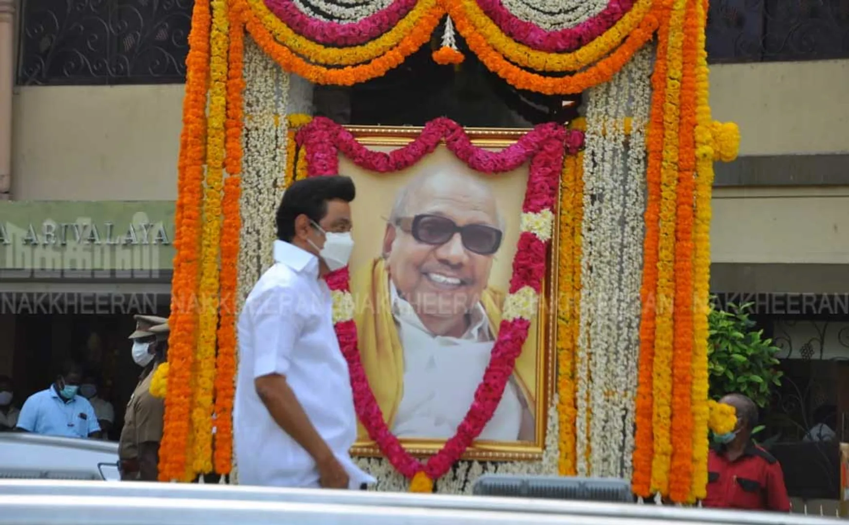 Chiefminister who paid floral tribute to the kalaignar portrait