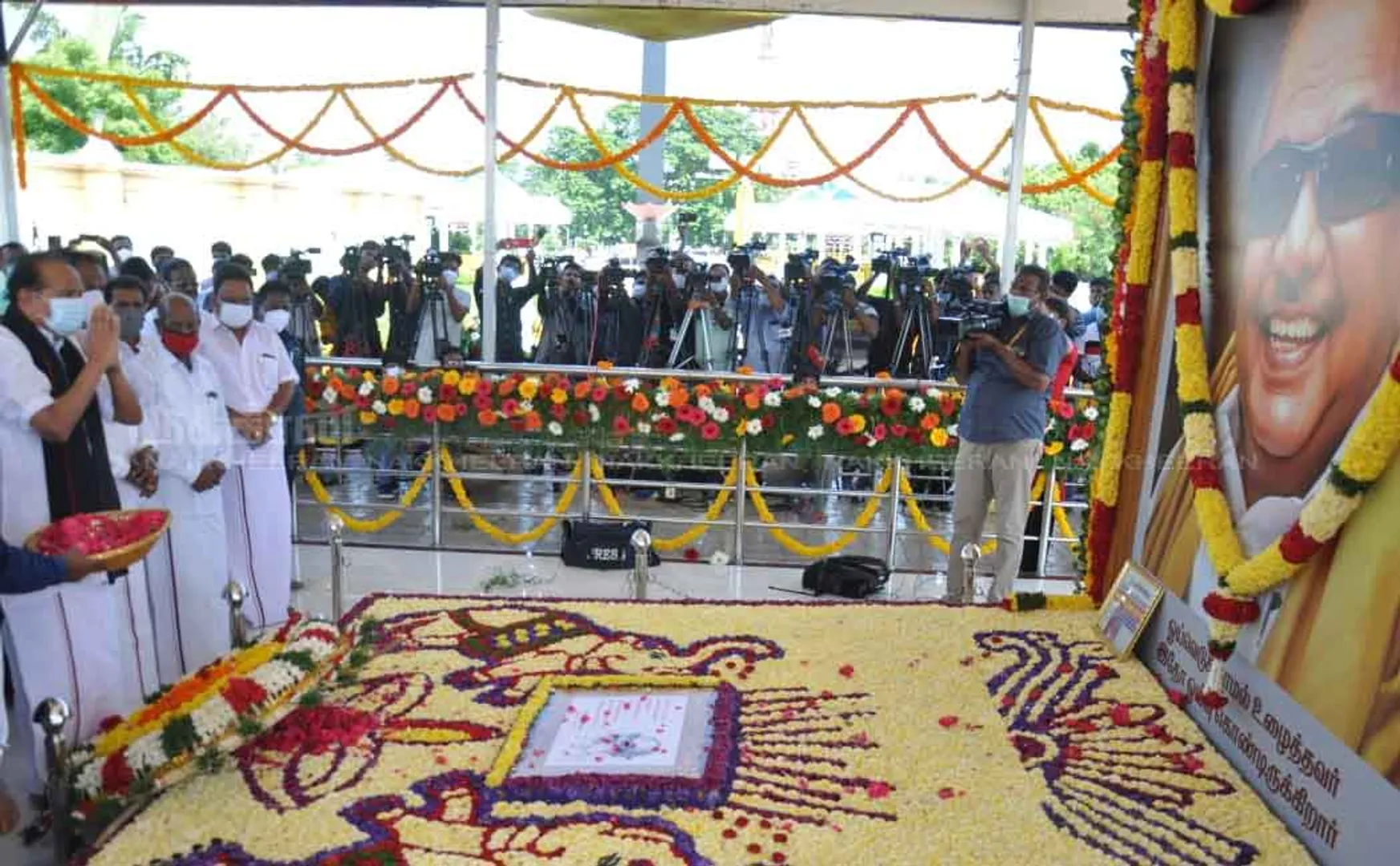 Leaders pay homage at Kalaignar memorial  