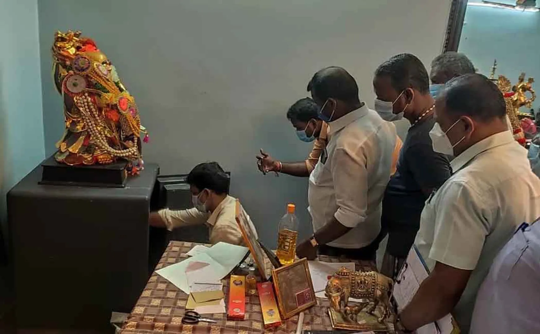 8 police, 30 days, an iron box; Police shocked when opened ..!