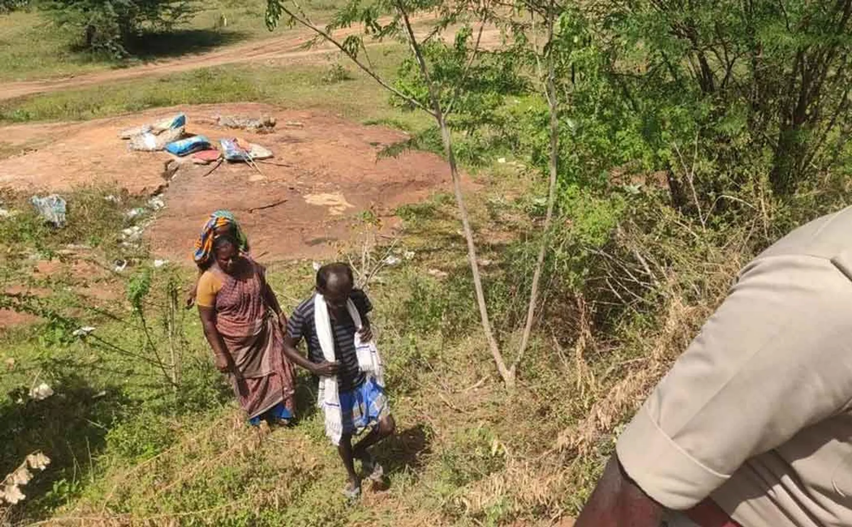 My girlfriend will come one day .. Boyfriend who has been waiting for 20 years on the roadside rock ..