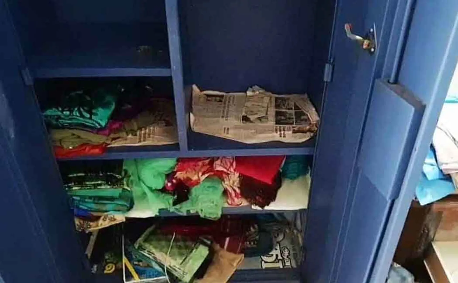 Gold-diamond robbery at Professor's house ..