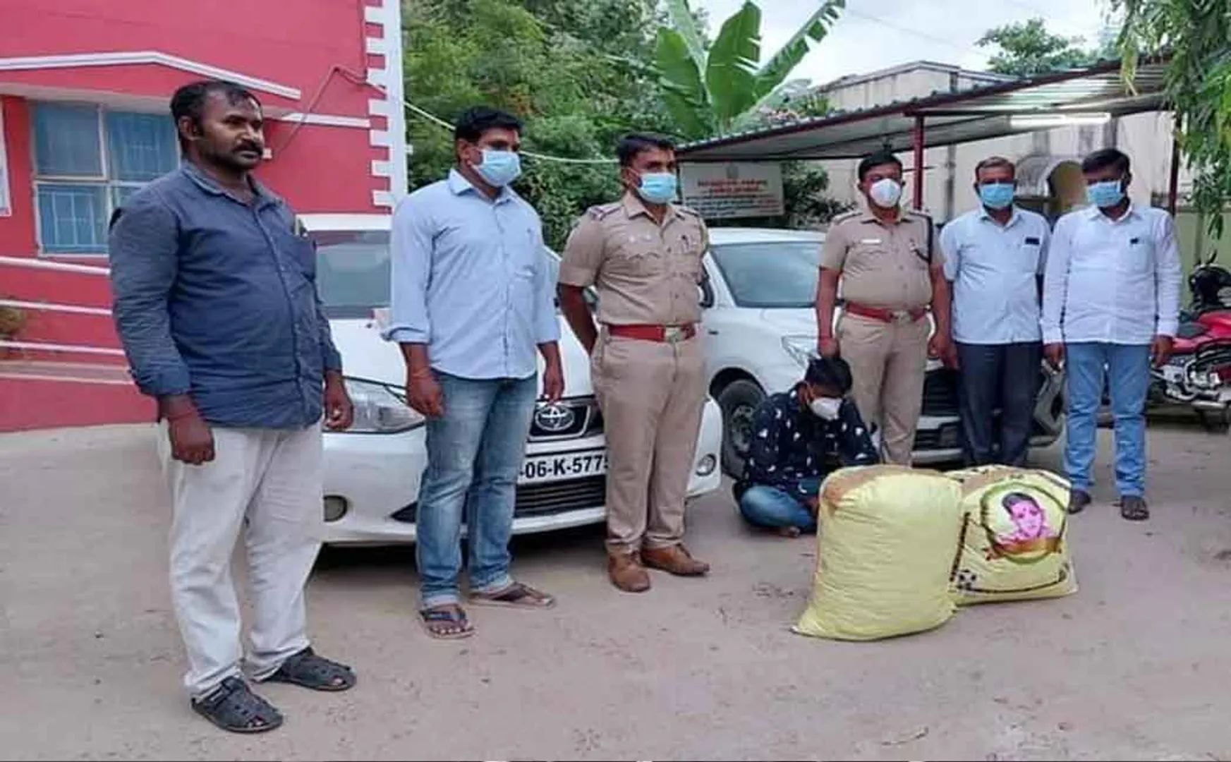 Fake police involved in theft - Police arrested