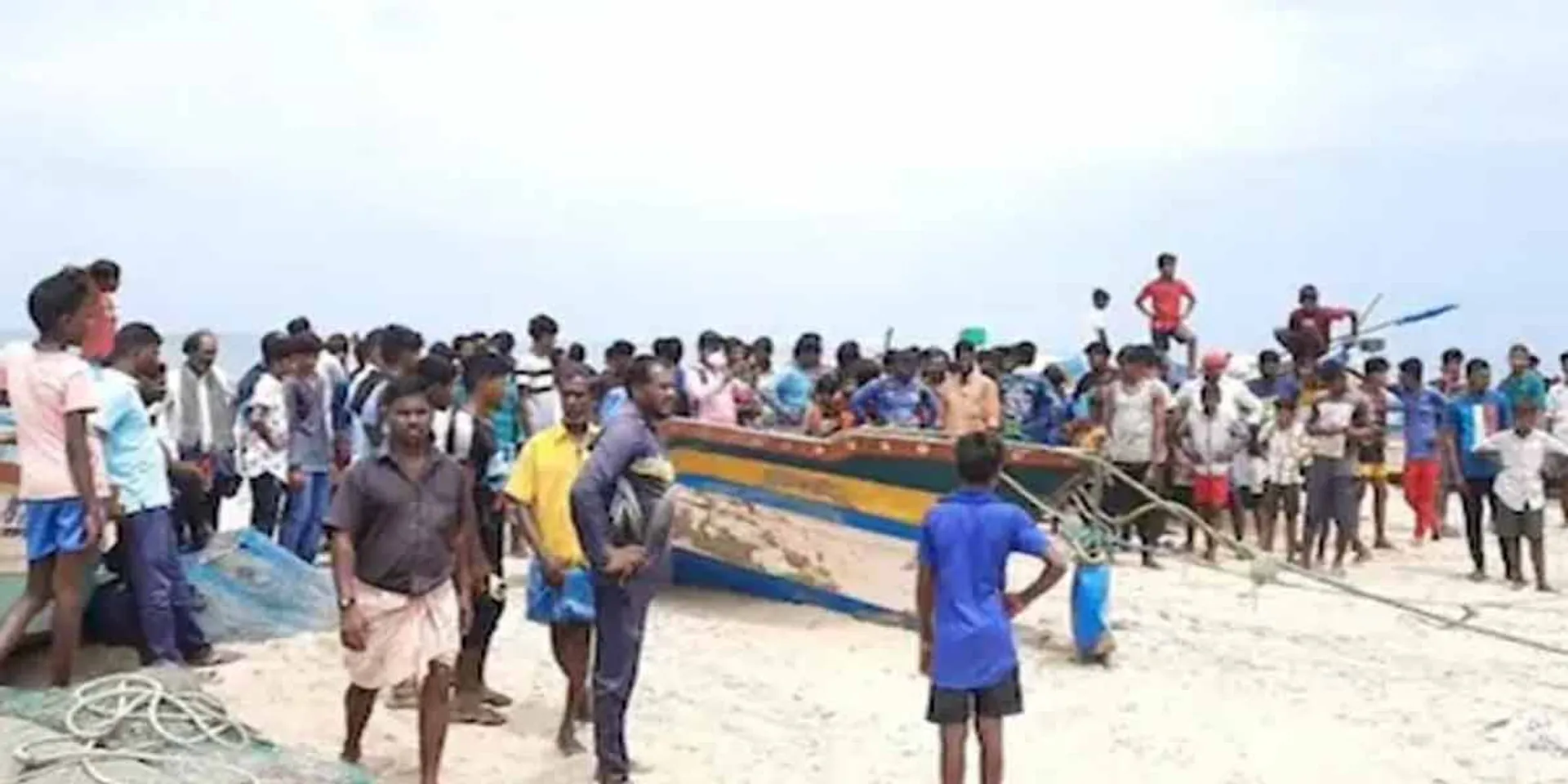  Fishermen clash due to narrow net ... Tension due to police concentration!