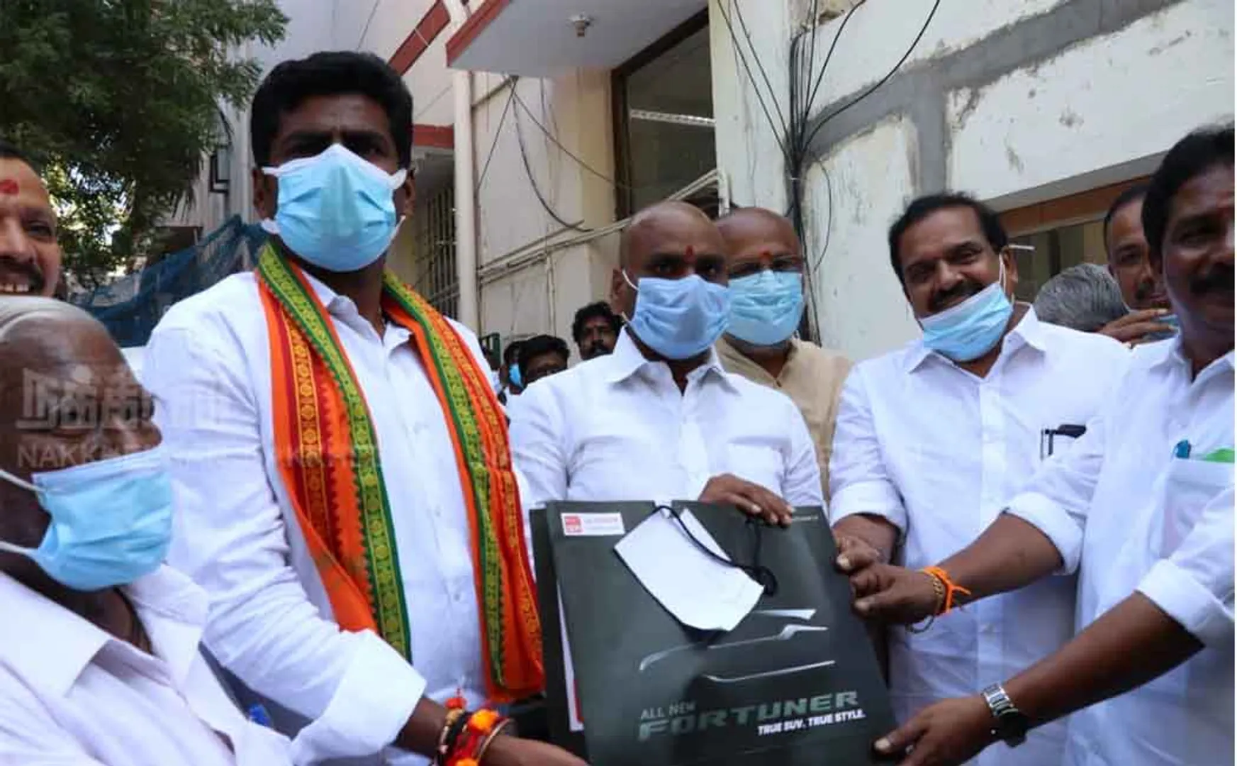 The BJP won four districts in the election. Car gifts for leaders! (Pictures)
