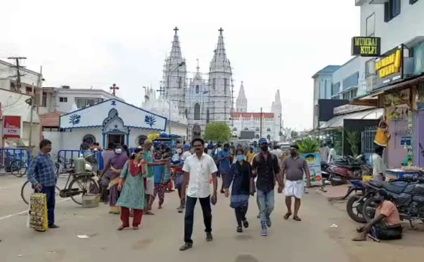 Accumulating tourists happily spending time in Velankanni Beach