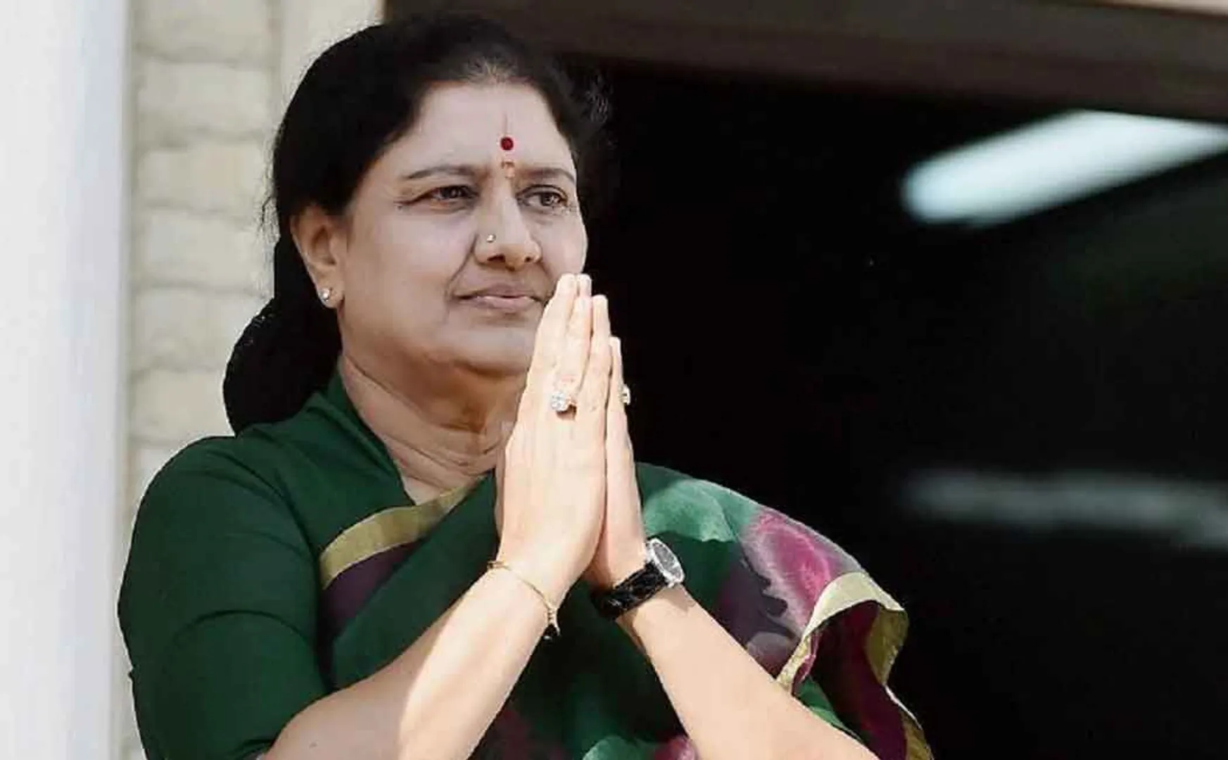 Income tax case; High Court orders Sasikala to file reply