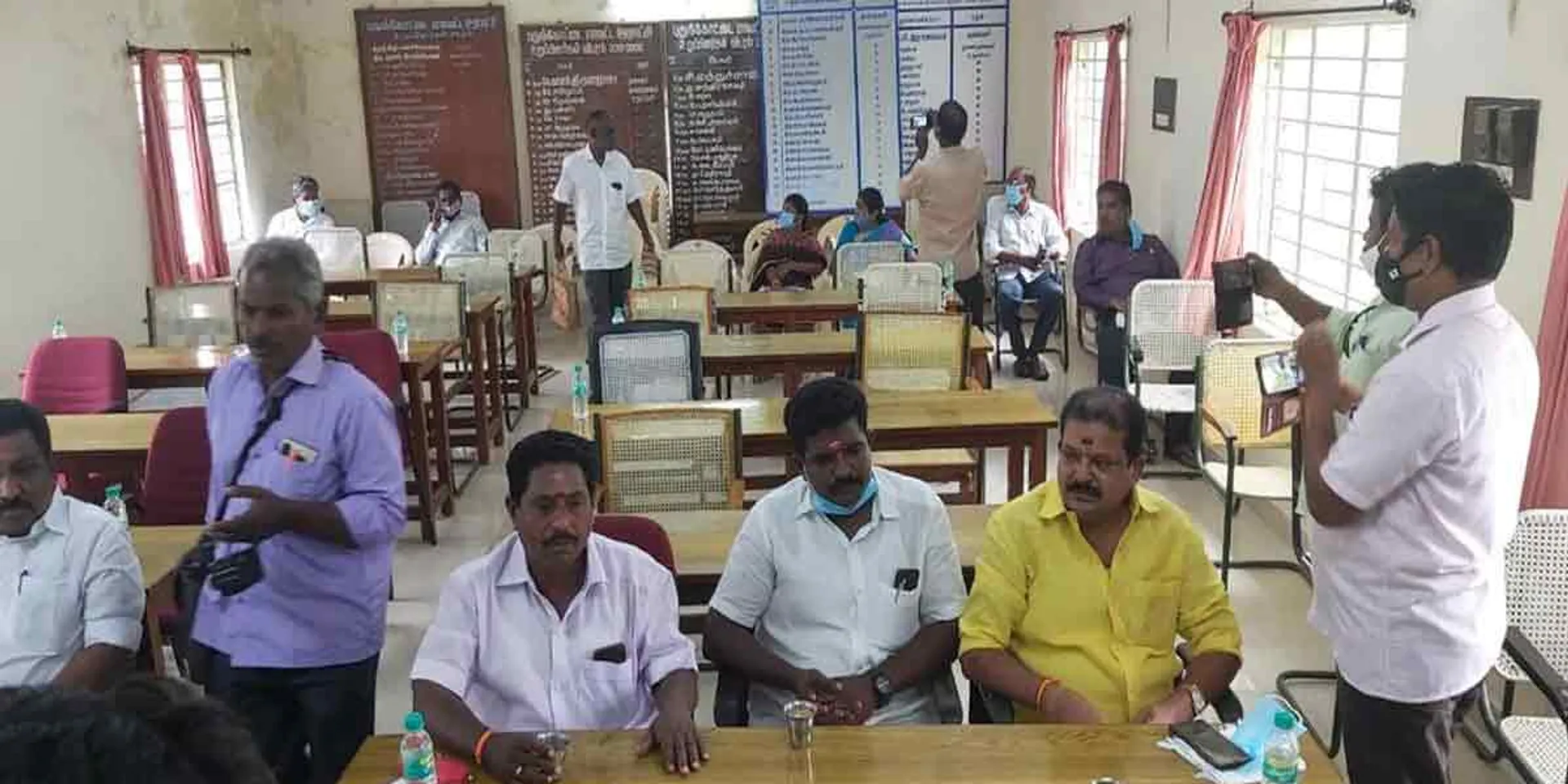  '' Chairman changed to DMK ... '' - AIADMK members shouted!
